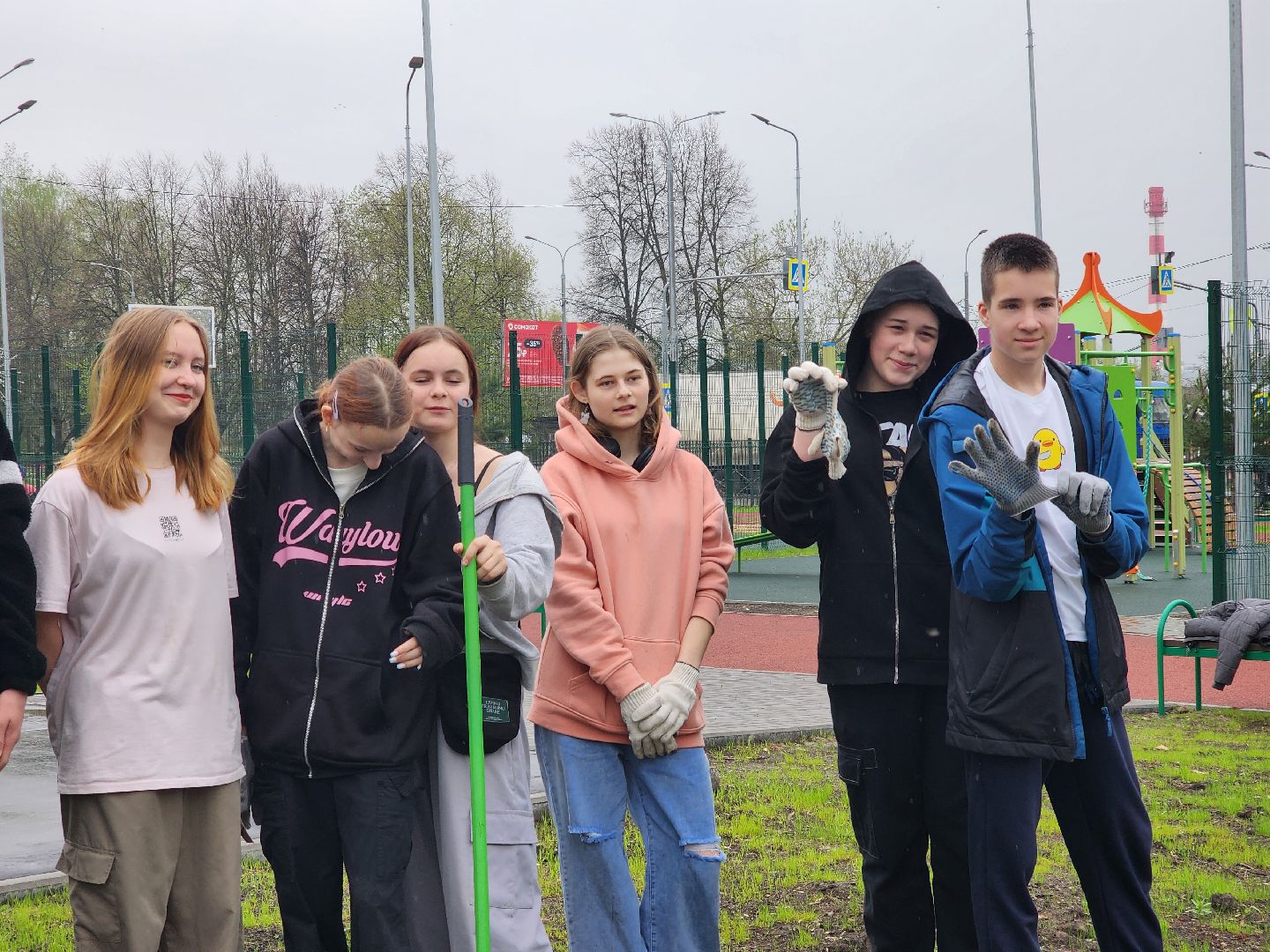 день добрых дел, ногинск, школа, посадка деревьев, сосновая аллея,