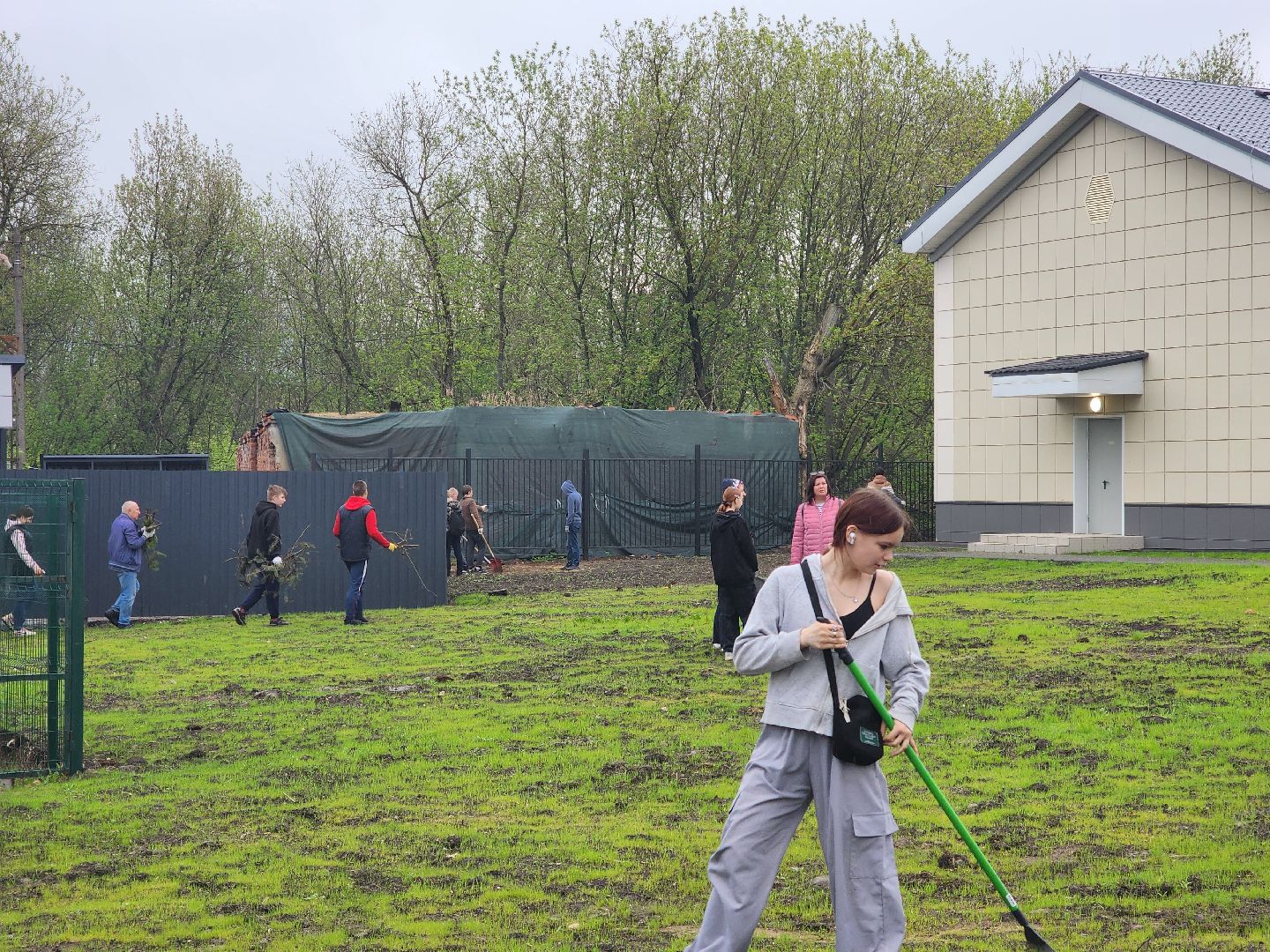 день добрых дел, ногинск, школа, посадка деревьев, сосновая аллея,