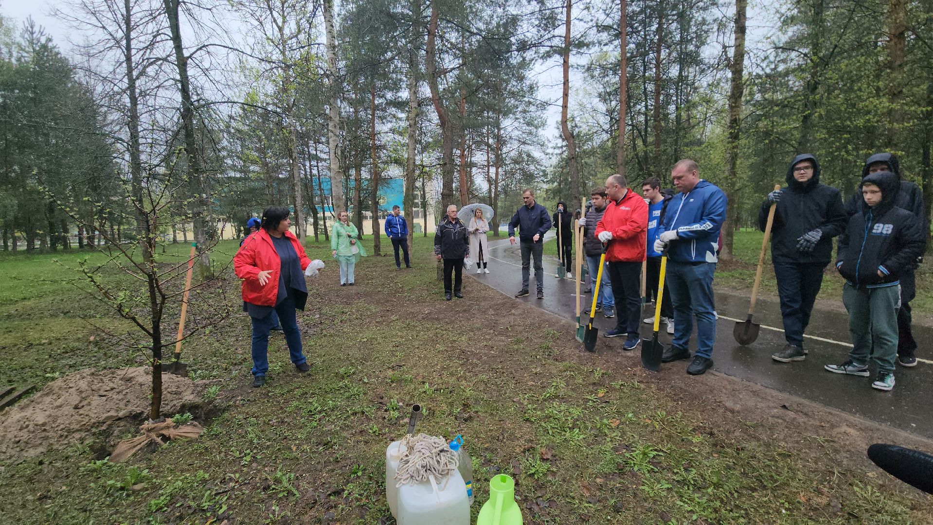 субботник, егорьевск, парк, парк 200 лет егорьевску, деревья, чебурашка, гена, шапокляк, чай, пирожки,