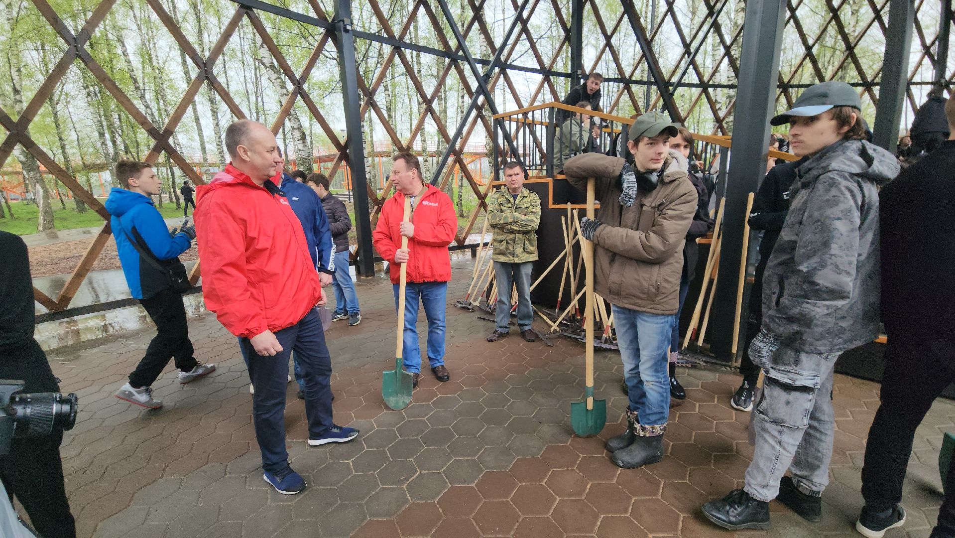 субботник, егорьевск, парк, парк 200 лет егорьевску, деревья, чебурашка, гена, шапокляк, чай, пирожки,