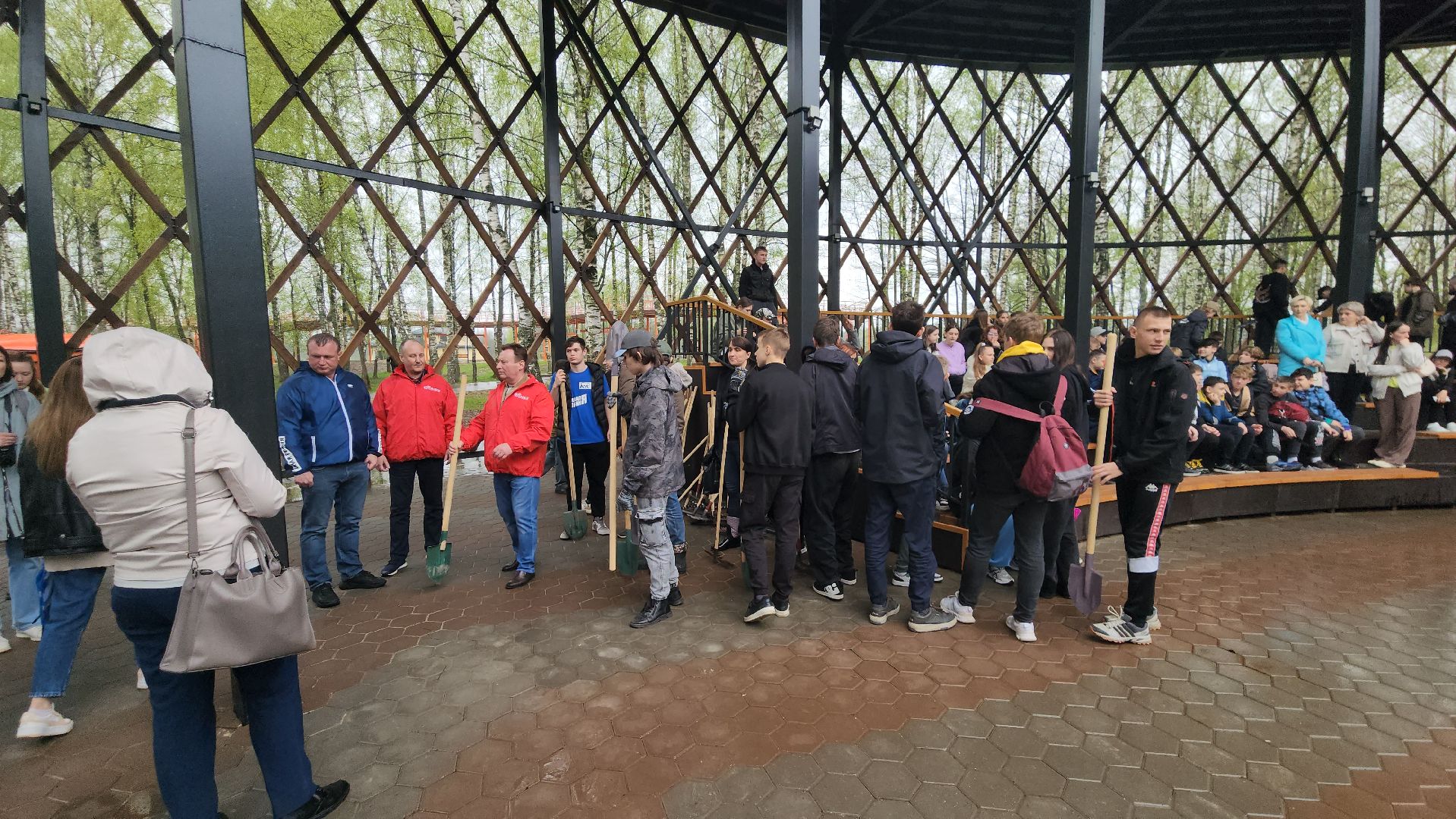 субботник, егорьевск, парк, парк 200 лет егорьевску, деревья, чебурашка, гена, шапокляк, чай, пирожки,