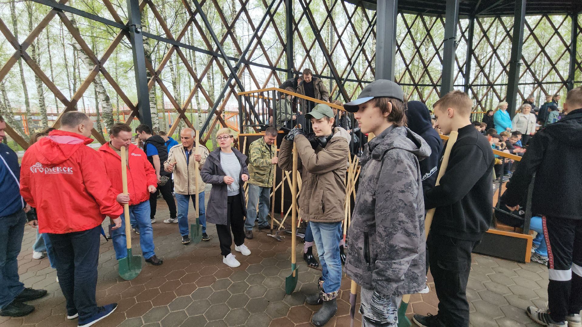 субботник, егорьевск, парк, парк 200 лет егорьевску, деревья, чебурашка, гена, шапокляк, чай, пирожки,