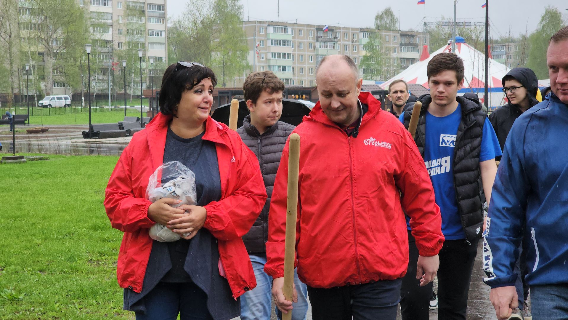 субботник, егорьевск, парк, парк 200 лет егорьевску, деревья, чебурашка, гена, шапокляк, чай, пирожки,