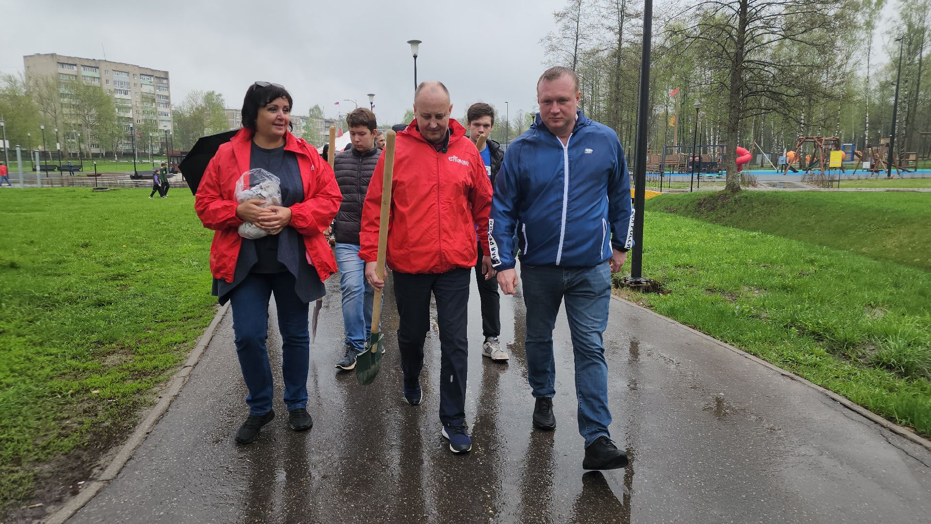 субботник, егорьевск, парк, парк 200 лет егорьевску, деревья, чебурашка, гена, шапокляк, чай, пирожки,