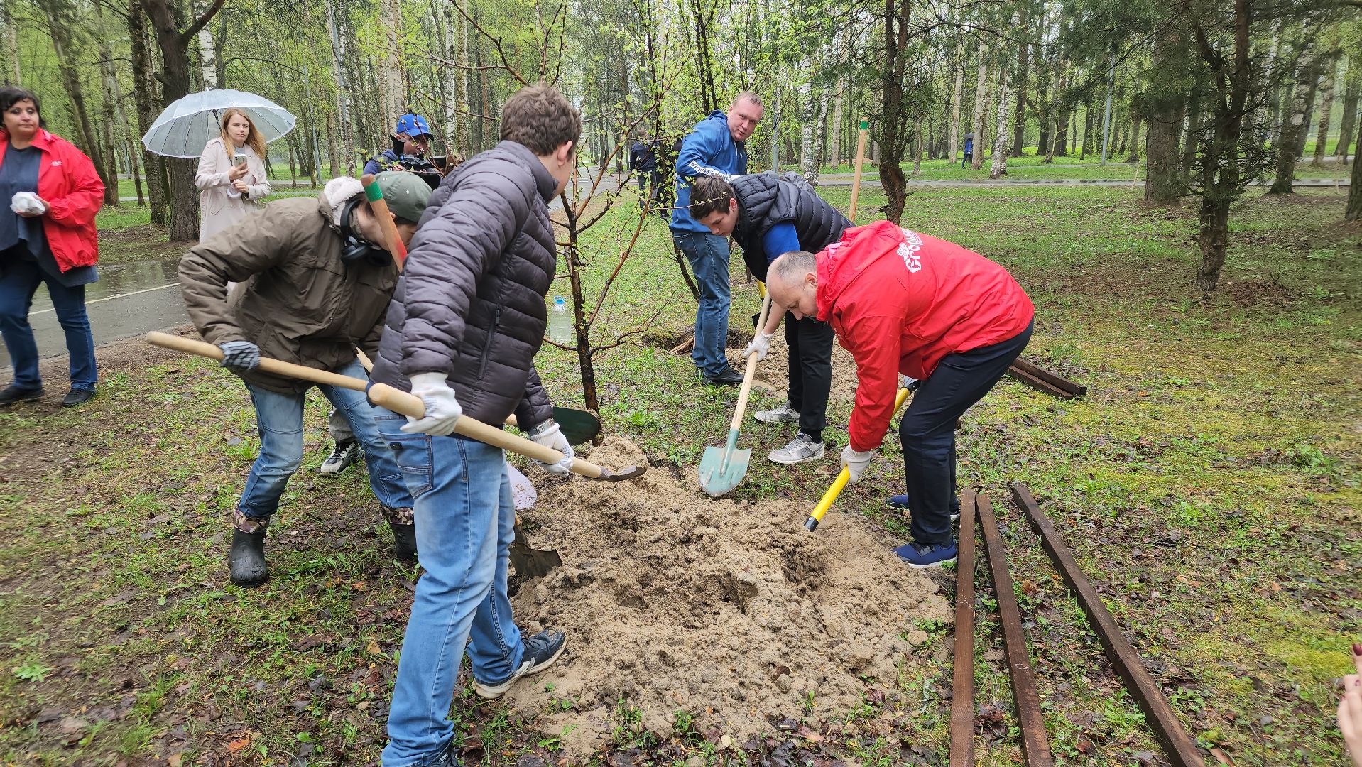 субботник, егорьевск, парк, парк 200 лет егорьевску, деревья, чебурашка, гена, шапокляк, чай, пирожки,