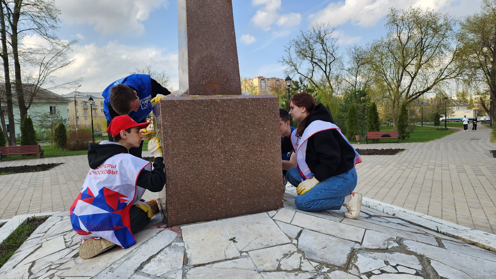 памятники, 9 мая, благоустройство, Лосино-Петровский, волонтры, молодая гвардия подмосковья, Единая Россия,