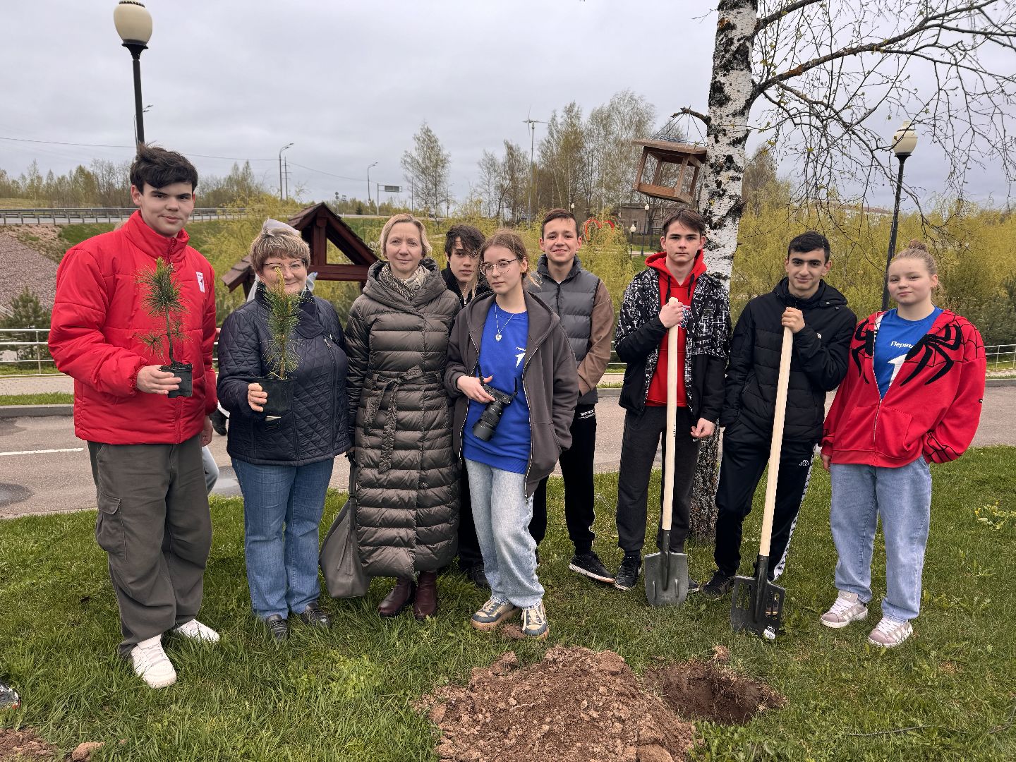 шаховская, день добрых дел, высадка деревьев, акция, акция в городском парке,