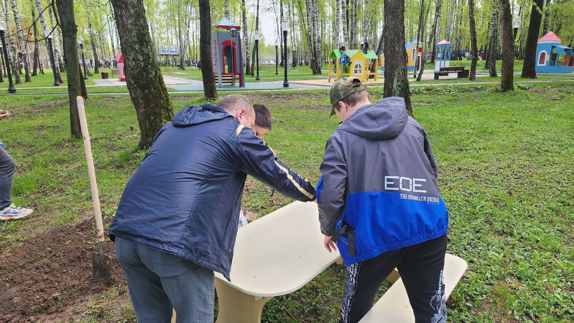 кашира, день добрых дел, скамья дружбы, министерство благоустройства, городской парк, благотворительная акция,