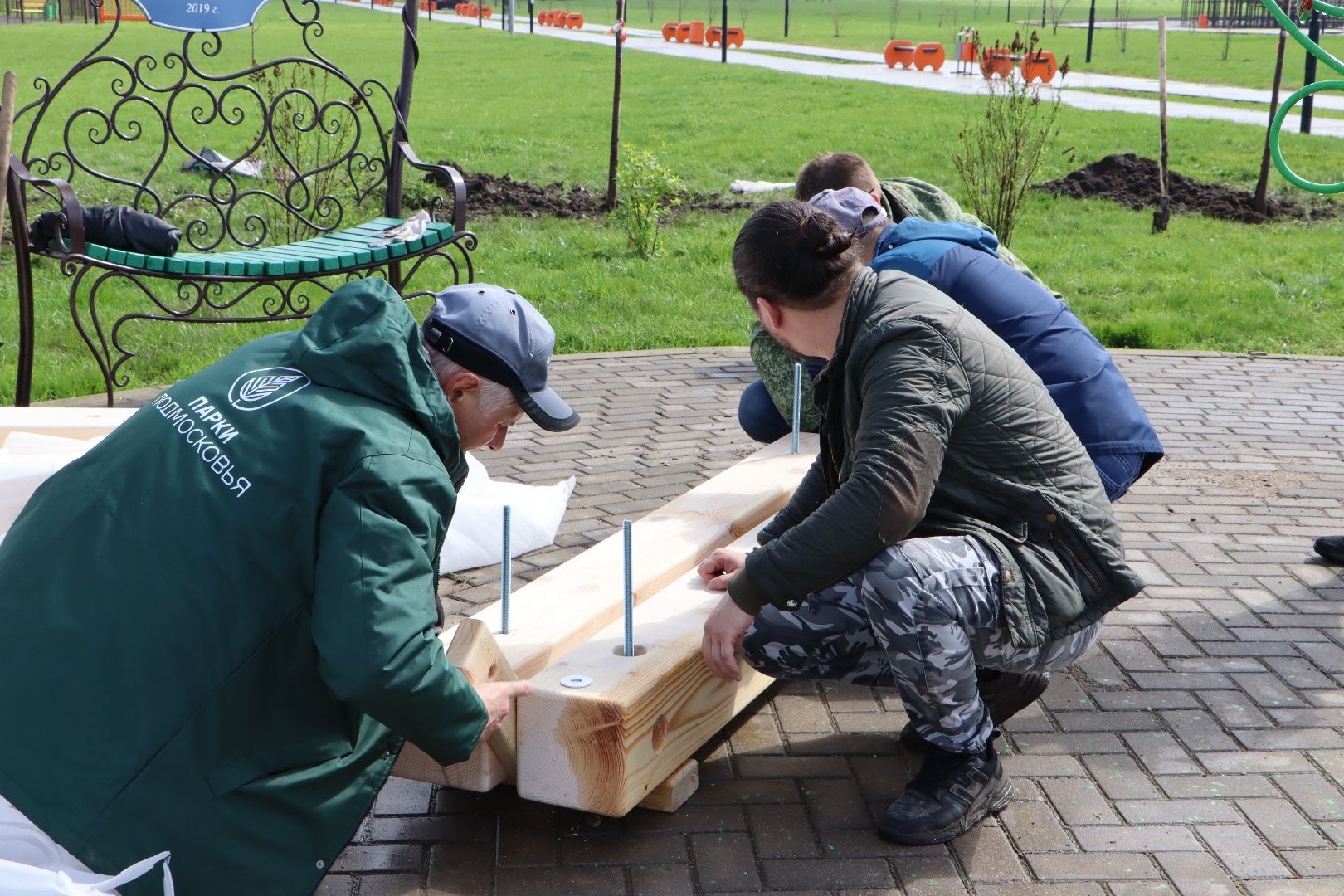 Серебряные Пруды, Парк Серебряный, скамейка Дружбы, красный клен, день добрых дел,