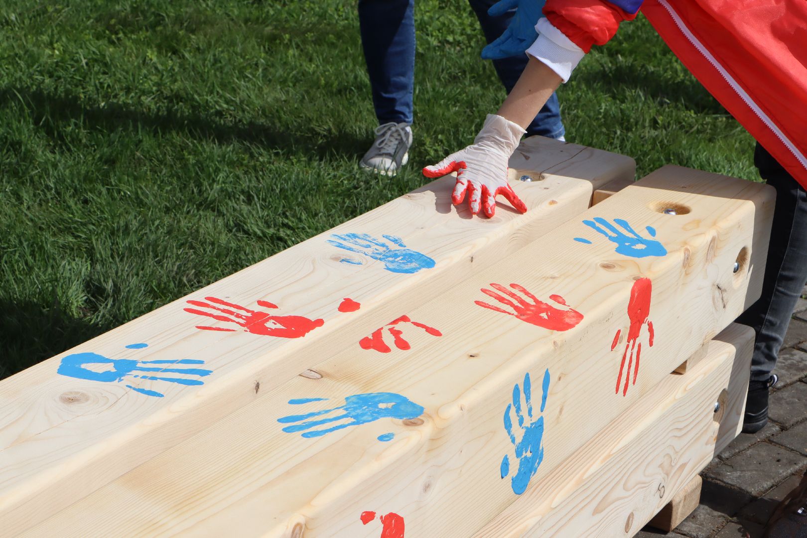 Серебряные Пруды, Парк Серебряный, скамейка Дружбы, красный клен, день добрых дел,
