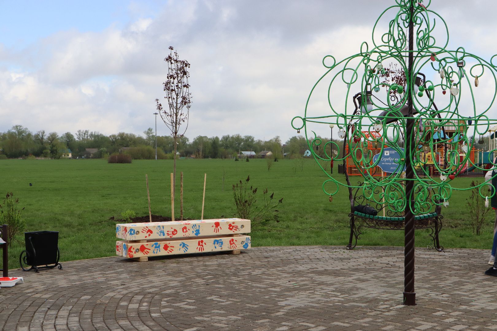 Серебряные Пруды, Парк Серебряный, скамейка Дружбы, красный клен, день добрых дел,
