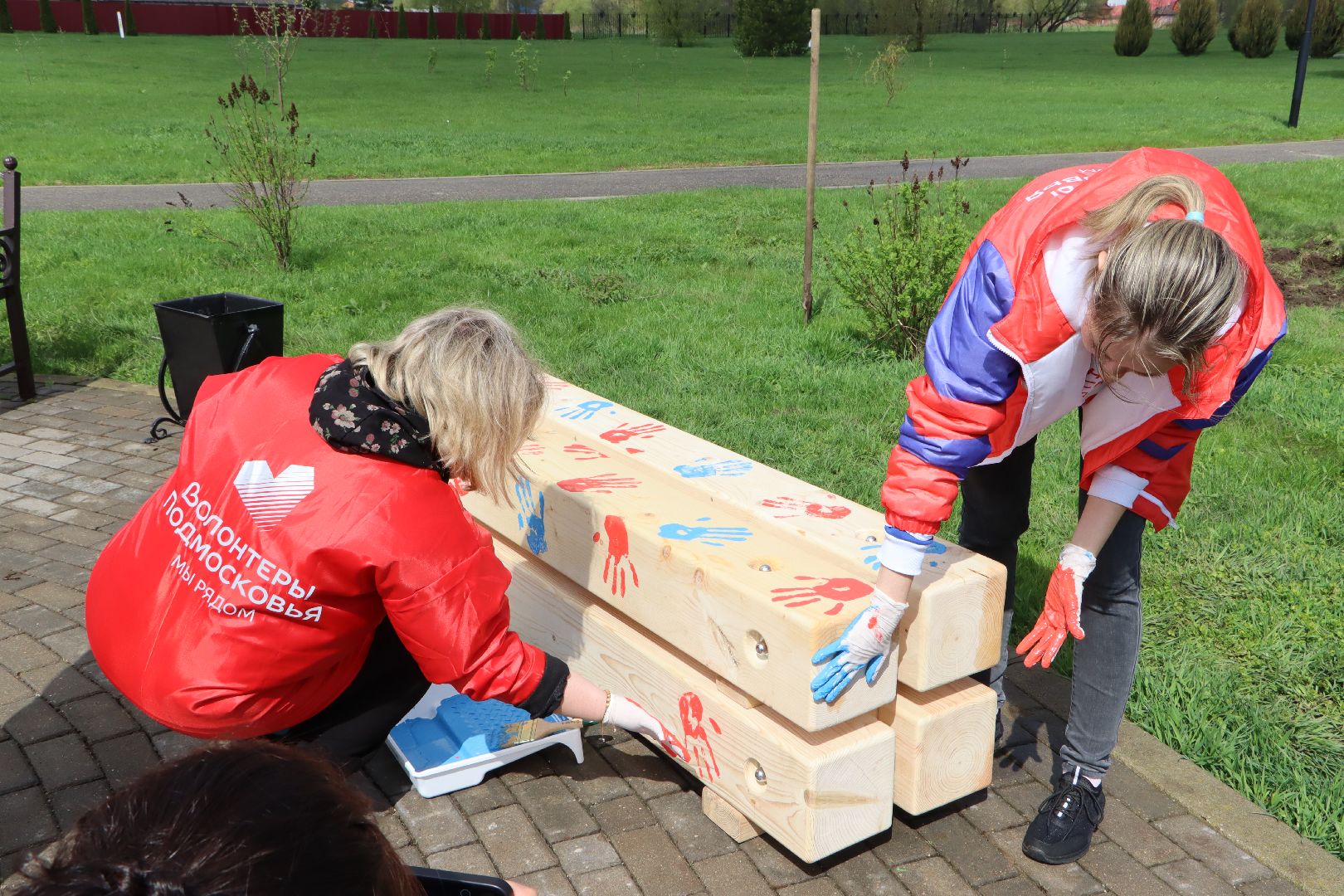 Серебряные Пруды, Парк Серебряный, скамейка Дружбы, красный клен, день добрых дел,