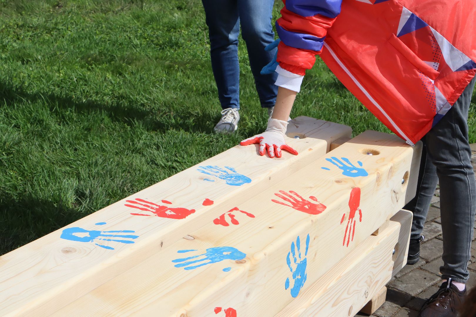 Серебряные Пруды, Парк Серебряный, скамейка Дружбы, красный клен, день добрых дел,