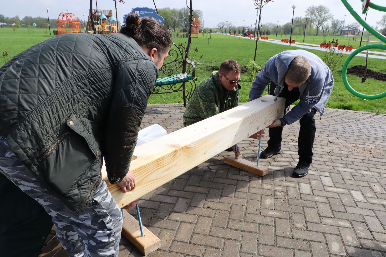 Серебряные Пруды, Парк Серебряный, скамейка Дружбы, красный клен, день добрых дел,