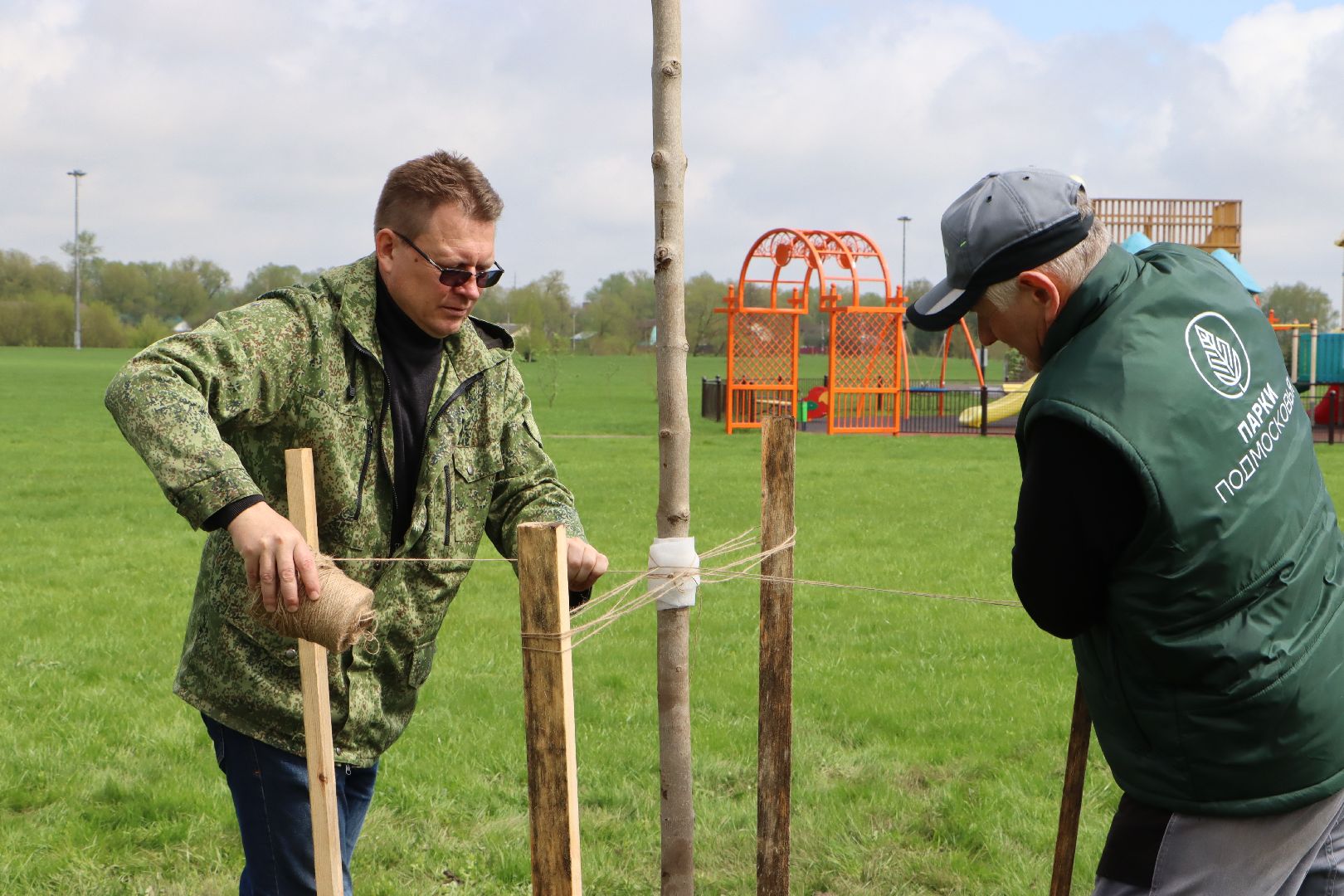 Серебряные Пруды, Парк Серебряный, скамейка Дружбы, красный клен, день добрых дел,