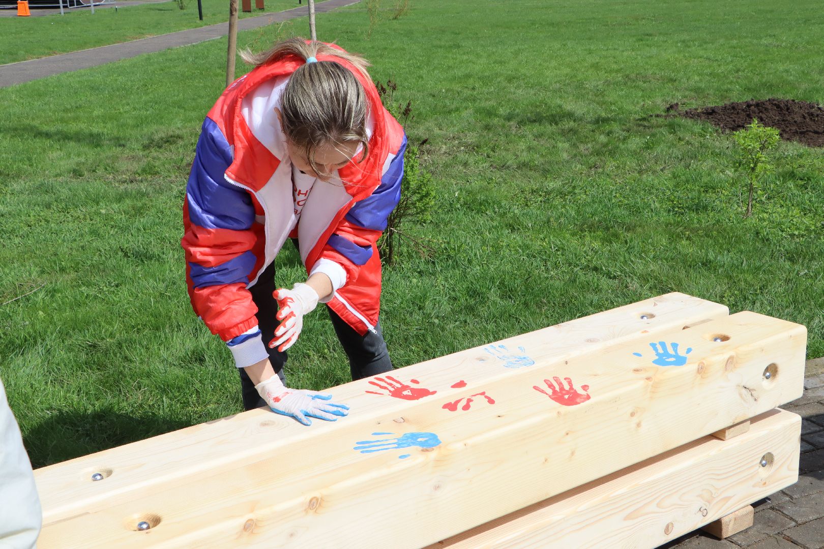 Серебряные Пруды, Парк Серебряный, скамейка Дружбы, красный клен, день добрых дел,
