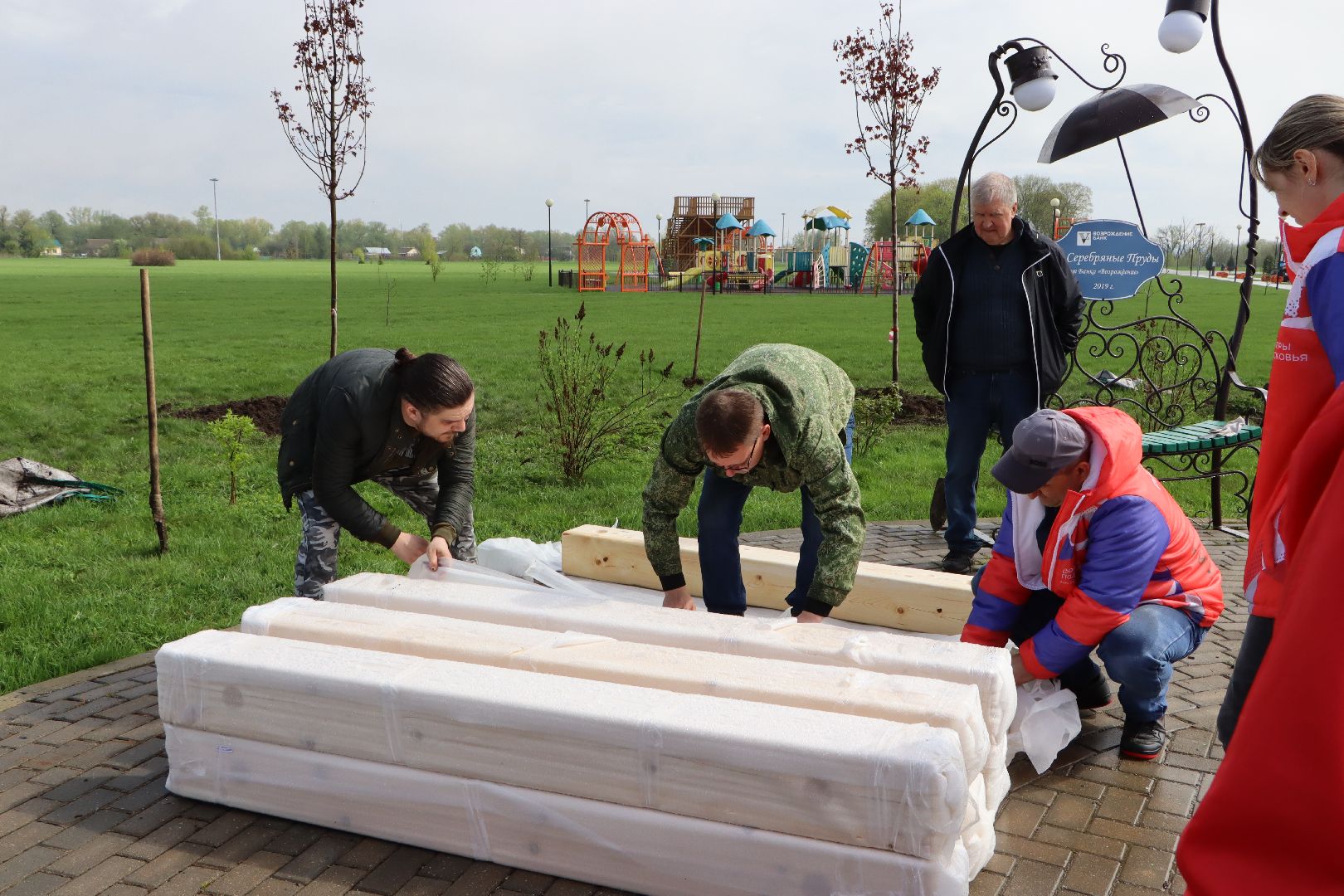 Серебряные Пруды, Парк Серебряный, скамейка Дружбы, красный клен, день добрых дел,