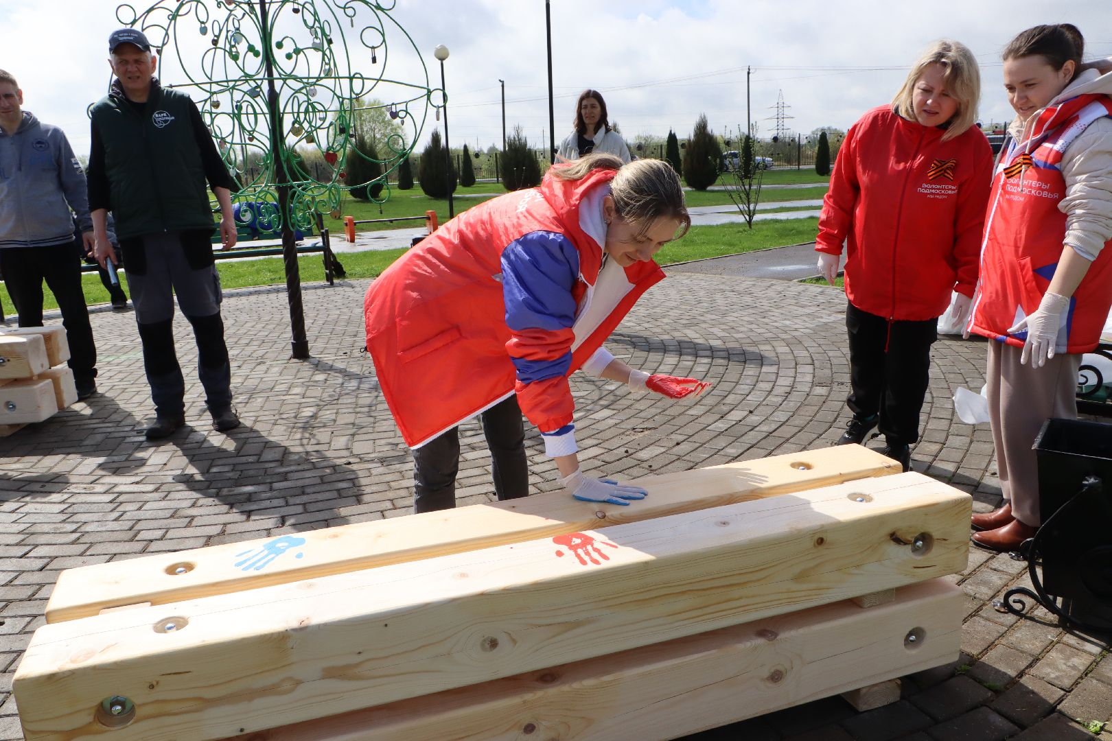 Серебряные Пруды, Парк Серебряный, скамейка Дружбы, красный клен, день добрых дел,