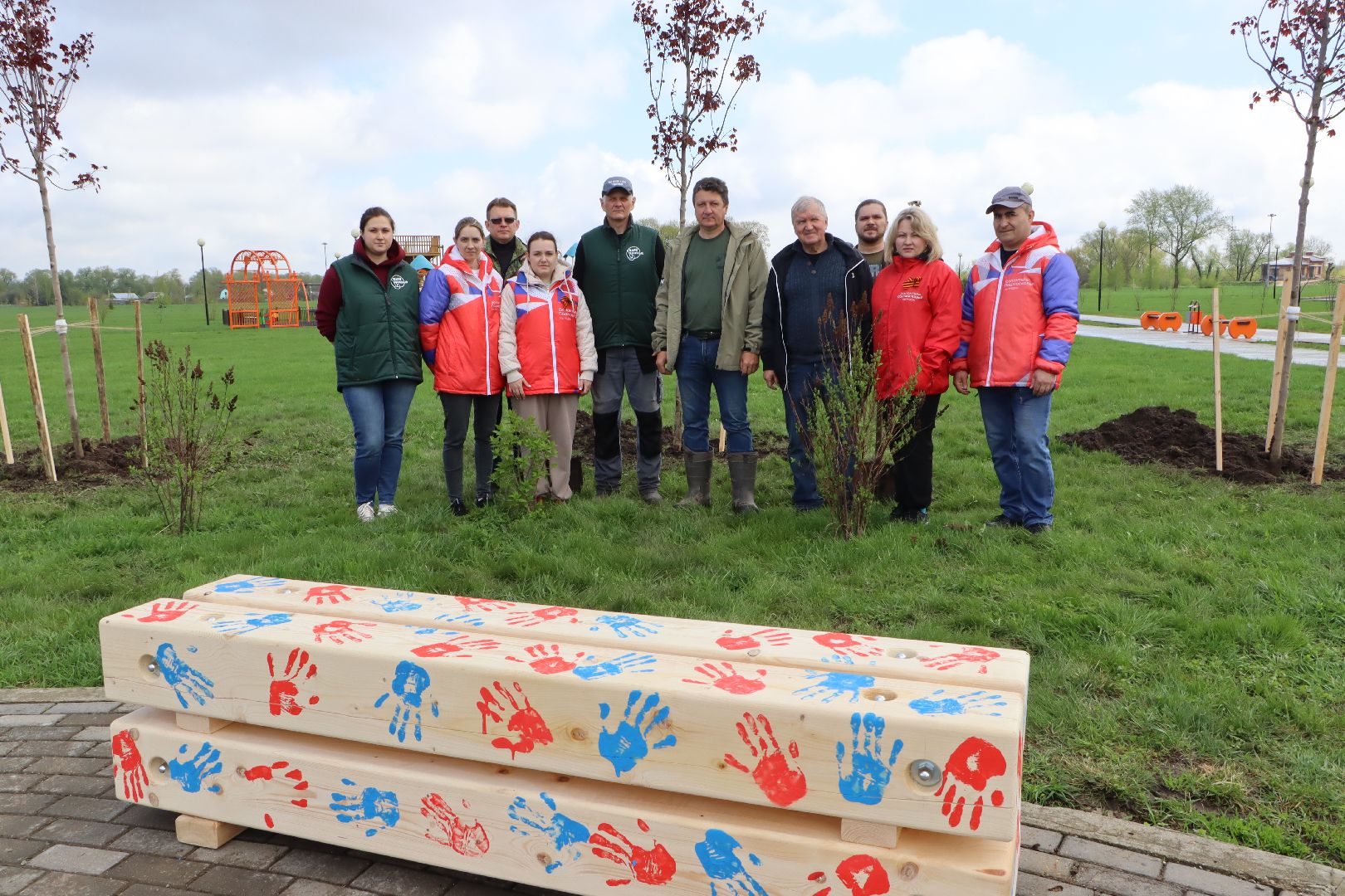 Серебряные Пруды, Парк Серебряный, скамейка Дружбы, красный клен, день добрых дел,