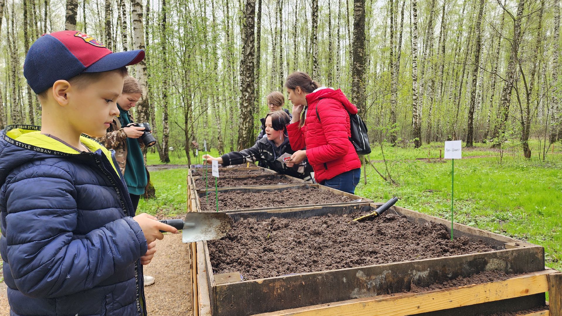 Домодедово, парковая дверь, Парк Елочки, Городской лес, Лесопарк, Подмосковье, Общественный огород, Посадка семян, День добрых дел, Грядки, овощи, культура, благоустройсво,