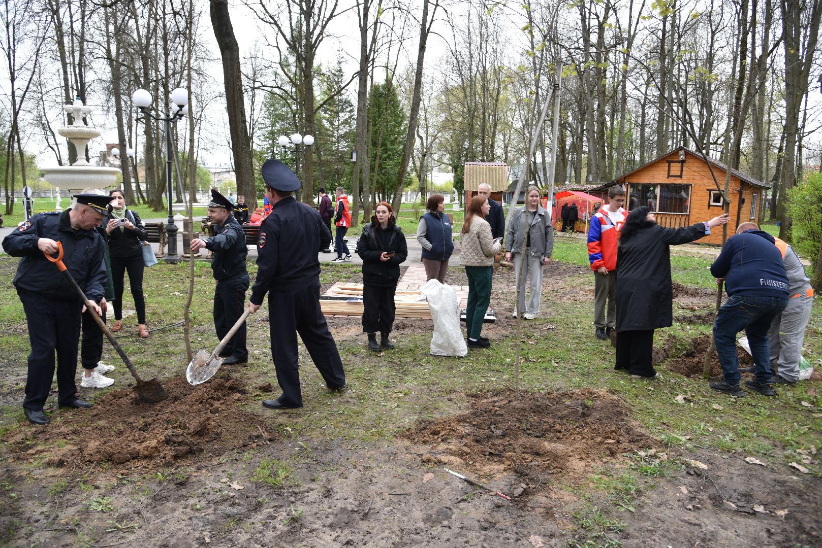 лотошино, лотошинский парк, акция, день добрых дел, субботник, высадка деревьев,