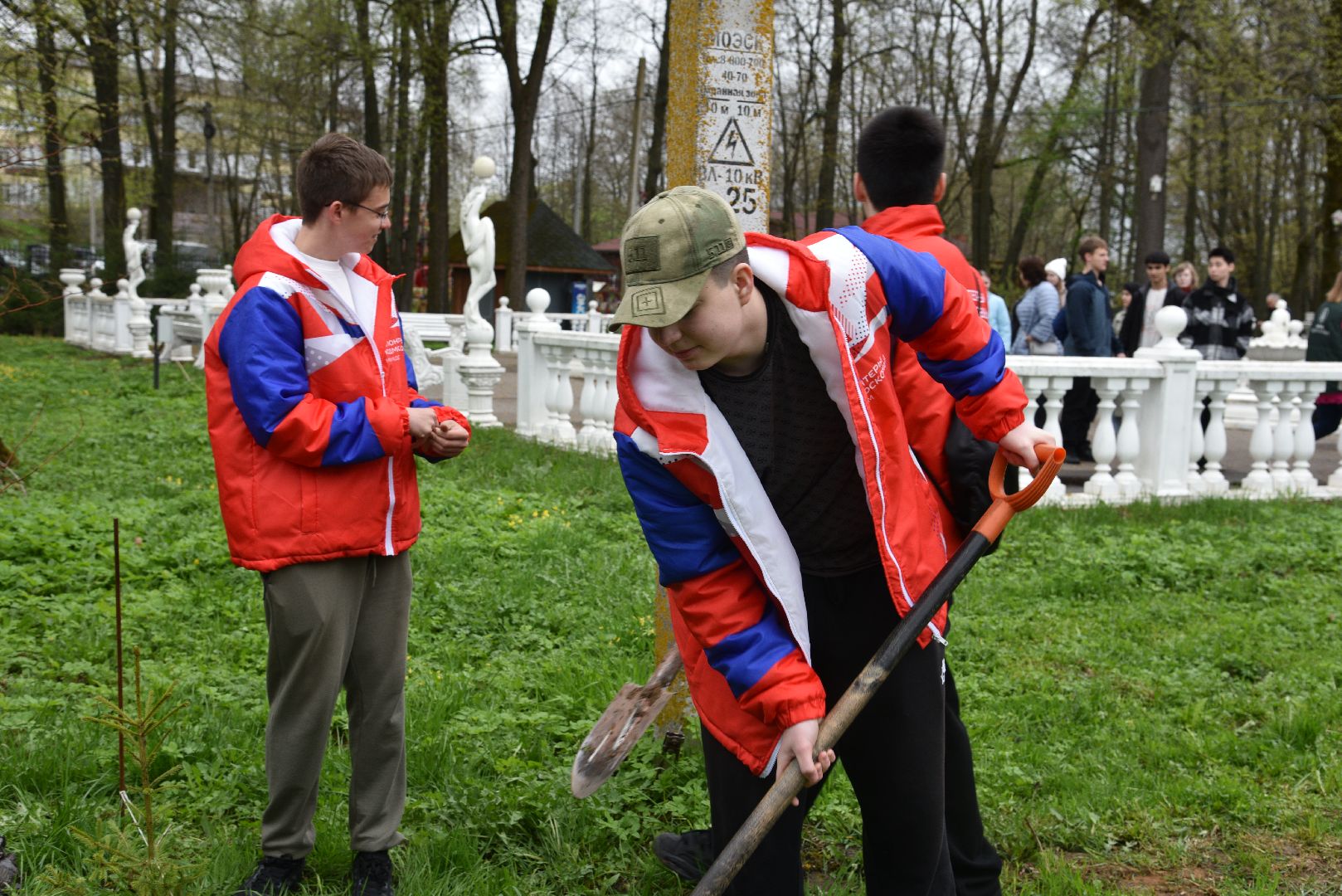 лотошино, лотошинский парк, акция, день добрых дел, субботник, высадка деревьев,