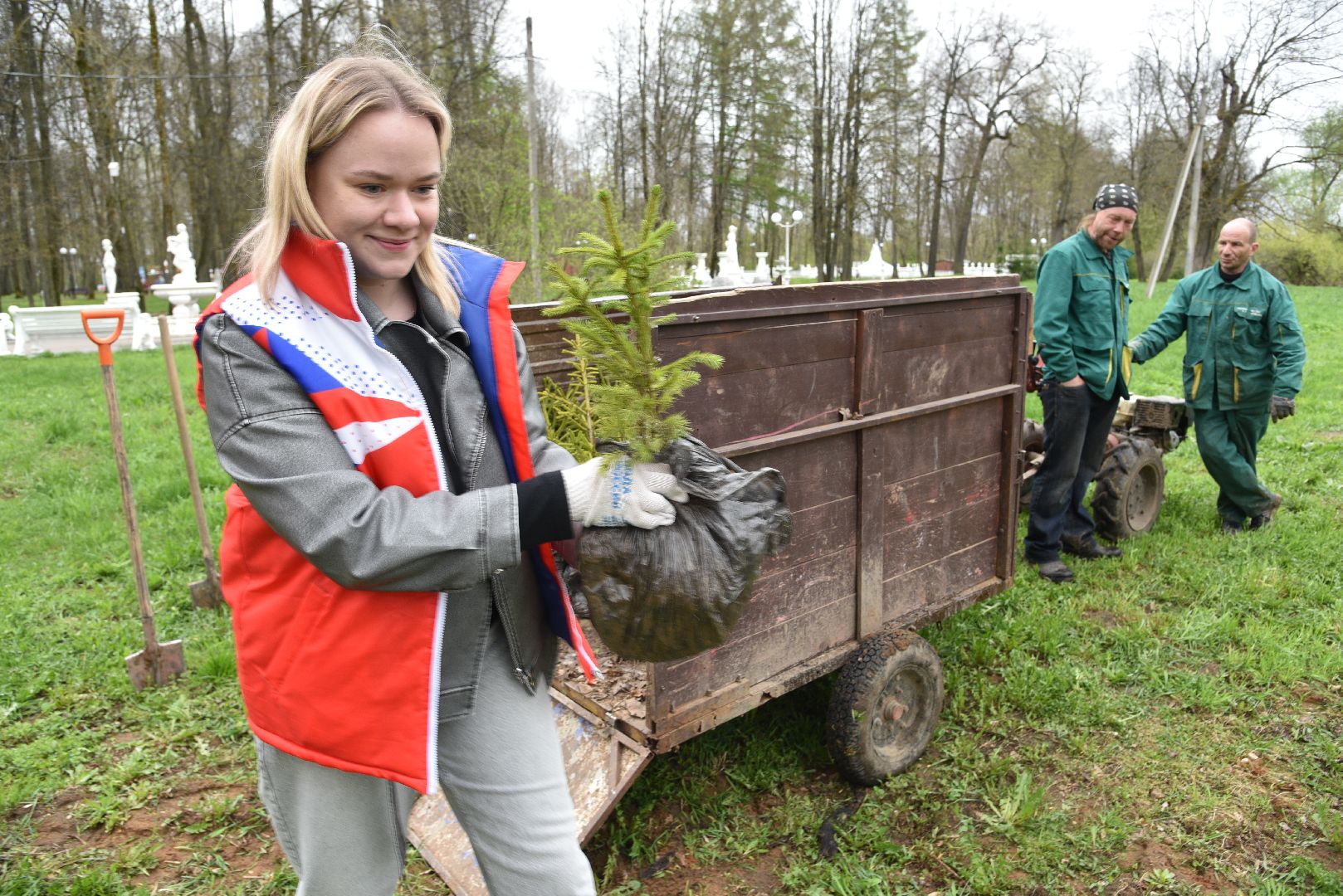 лотошино, лотошинский парк, акция, день добрых дел, субботник, высадка деревьев,