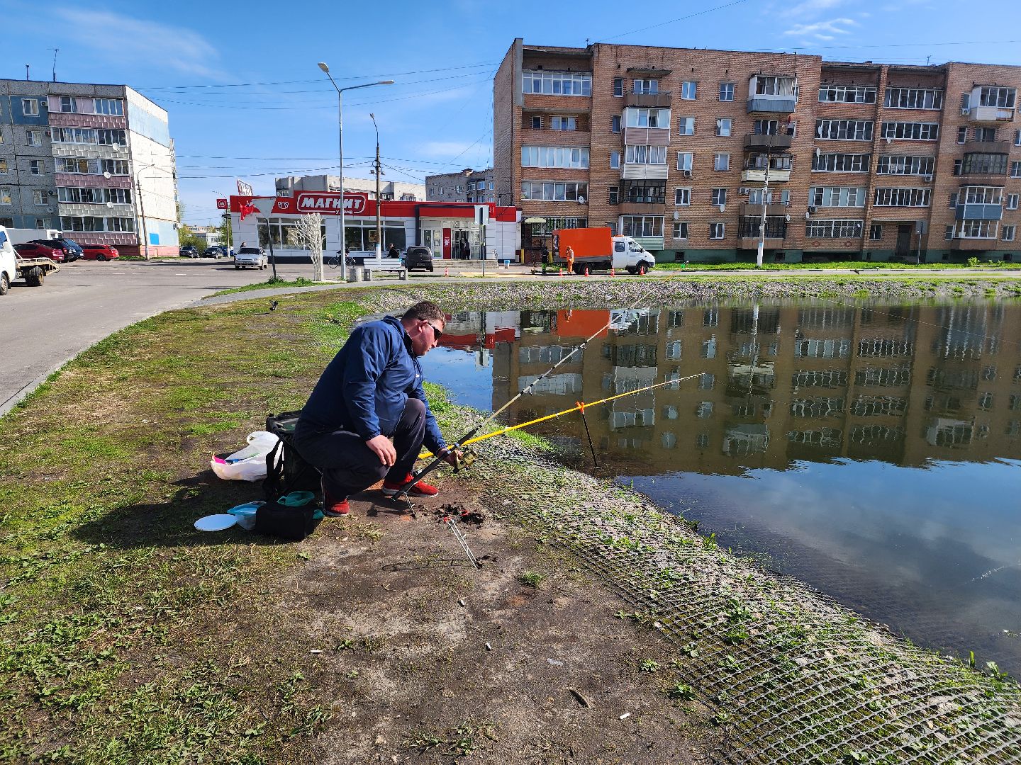 рыбалка в городе, шатура, пруд, рыбак, день рыбака, любитель рыбалки,