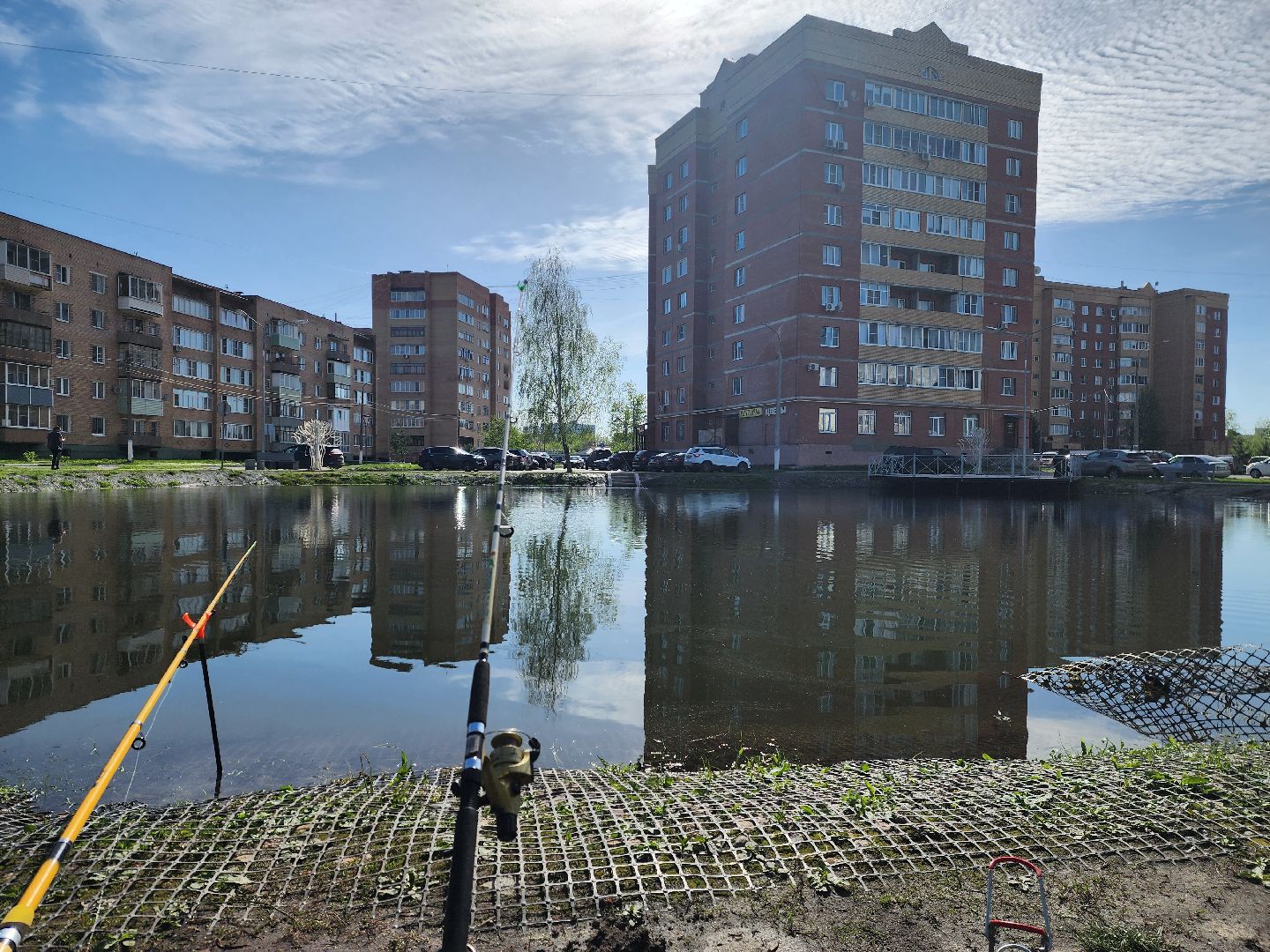 рыбалка в городе, шатура, пруд, рыбак, день рыбака, любитель рыбалки,
