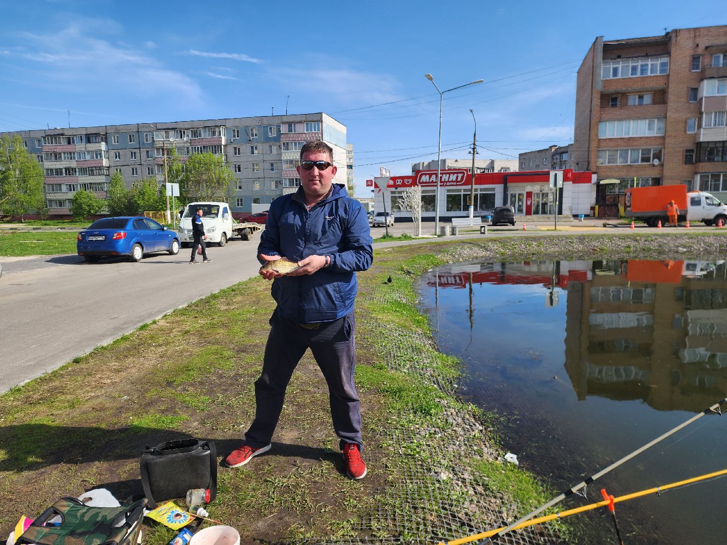 рыбалка в городе, шатура, пруд, рыбак, день рыбака, любитель рыбалки,