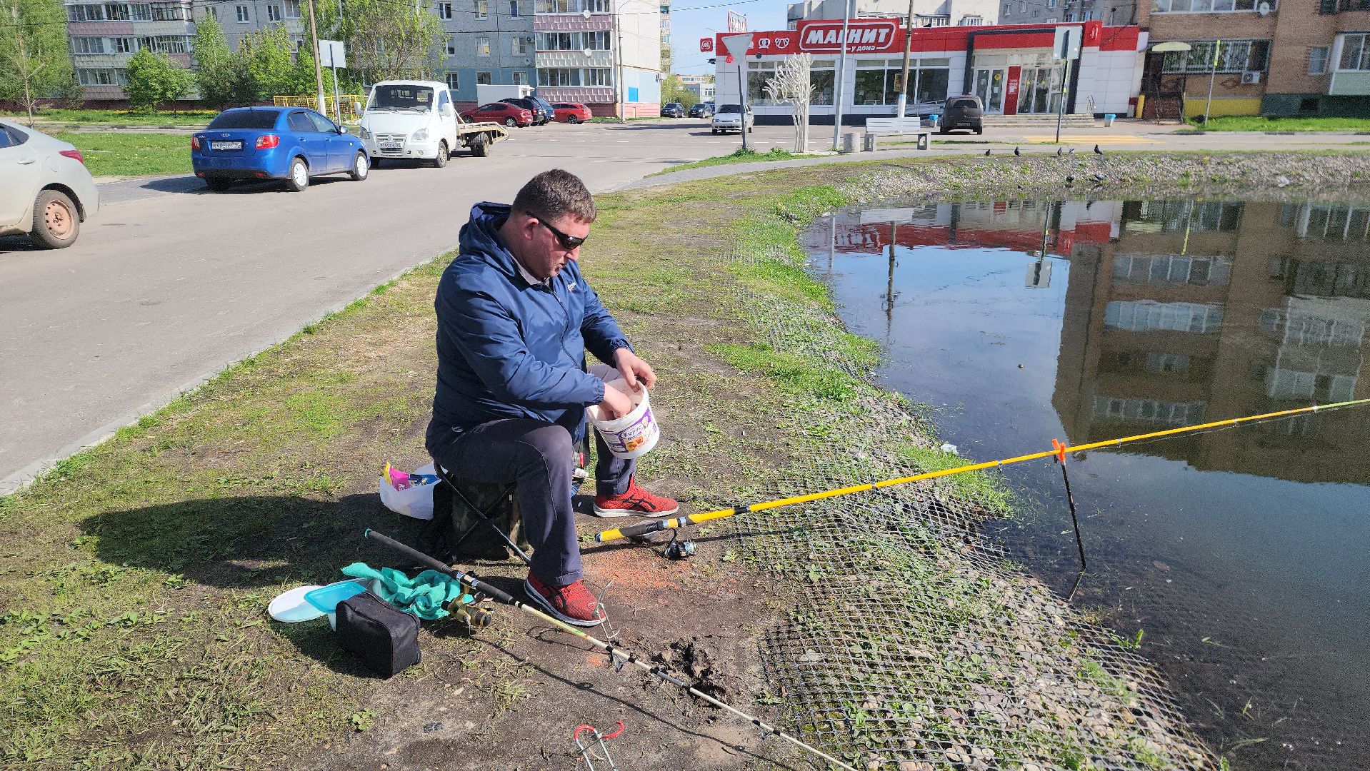 рыбалка в городе, шатура, пруд, рыбак, день рыбака, любитель рыбалки,