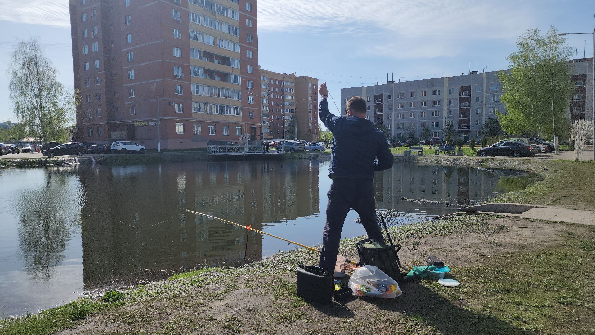 рыбалка в городе, шатура, пруд, рыбак, день рыбака, любитель рыбалки,