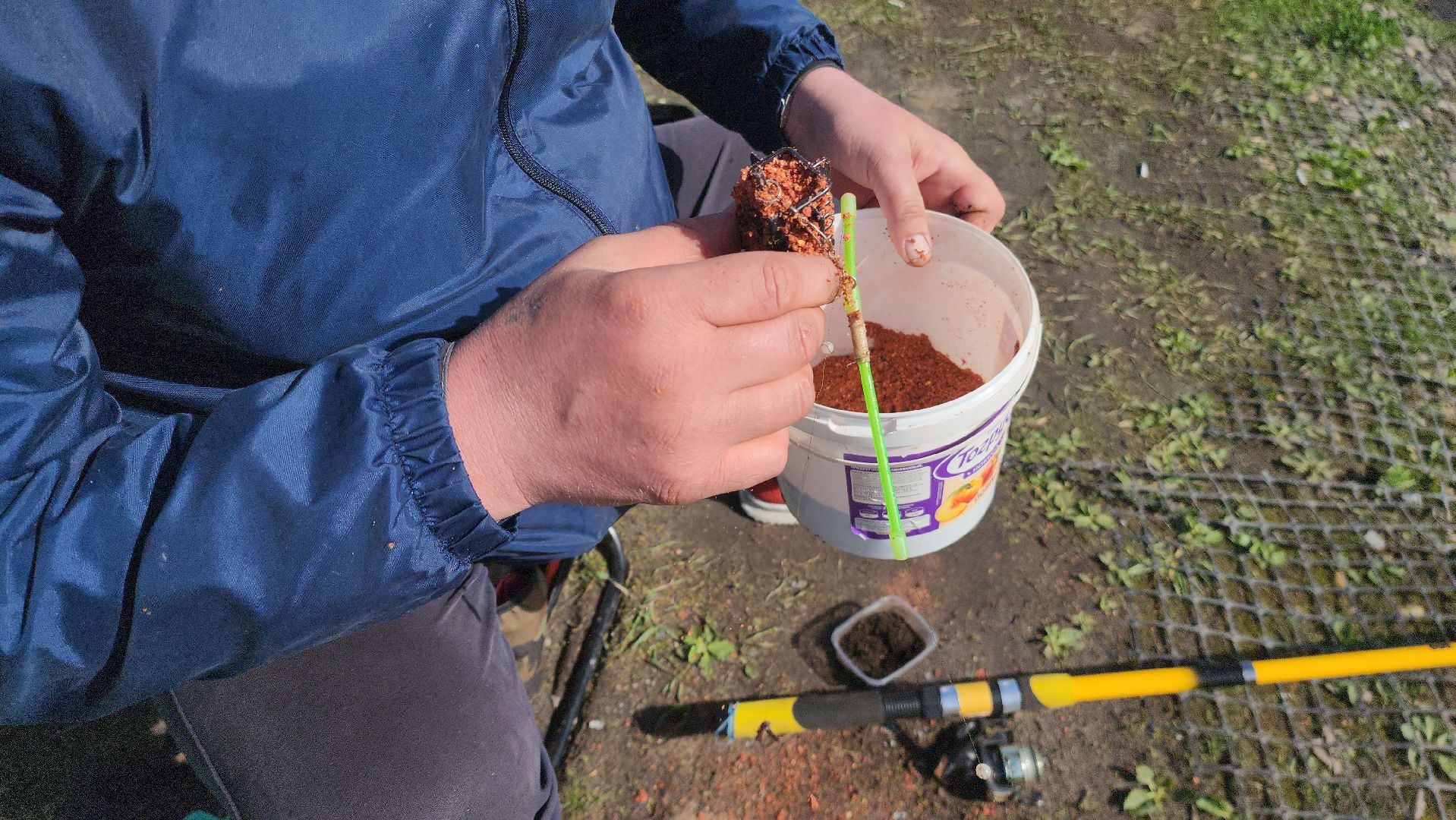 рыбалка в городе, шатура, пруд, рыбак, день рыбака, любитель рыбалки,