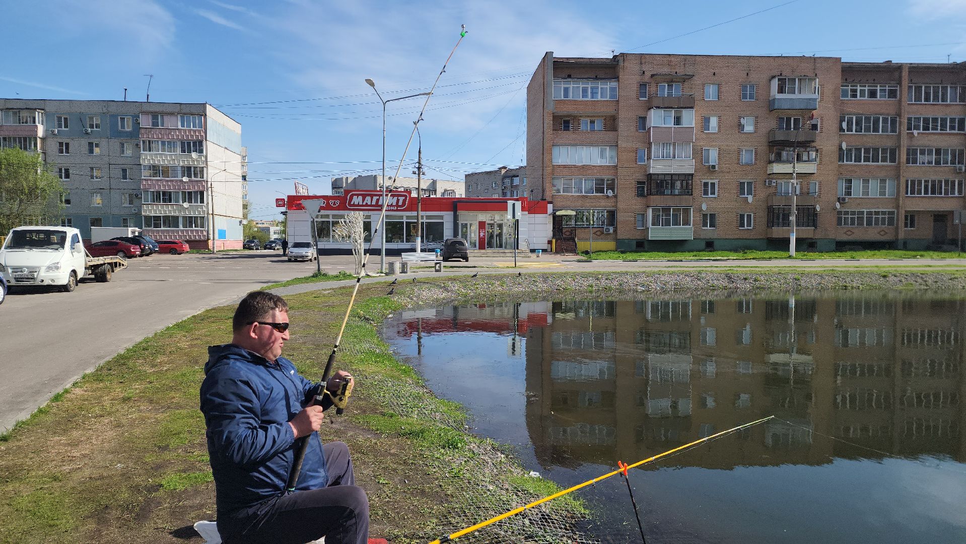 рыбалка в городе, шатура, пруд, рыбак, день рыбака, любитель рыбалки,