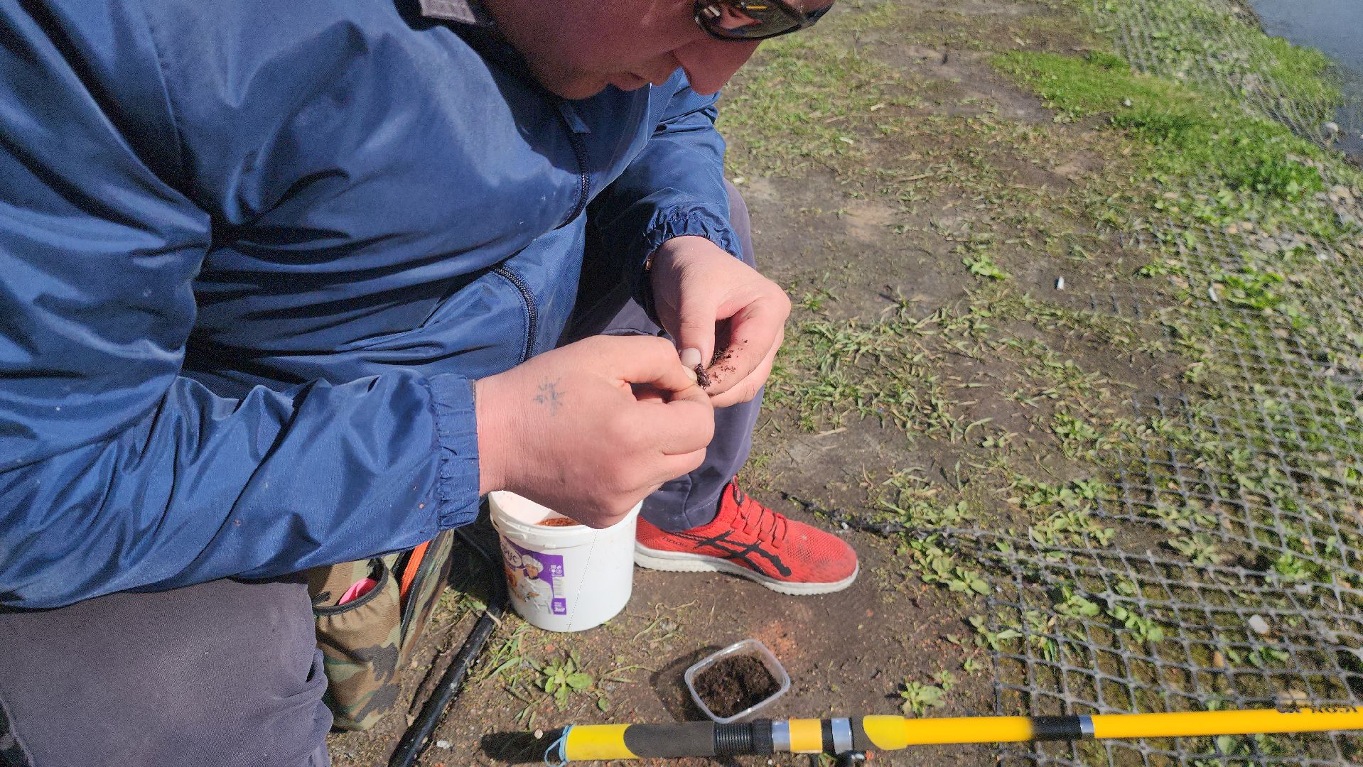 рыбалка в городе, шатура, пруд, рыбак, день рыбака, любитель рыбалки,