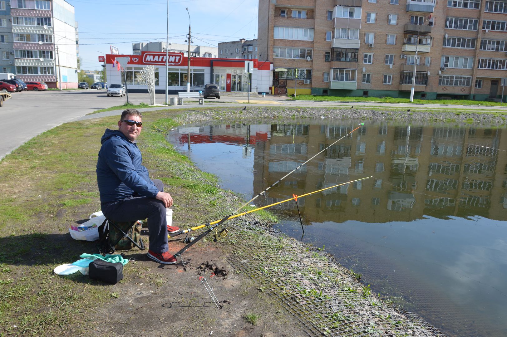 рыбалка в городе, шатура, пруд, рыбак, день рыбака, любитель рыбалки,
