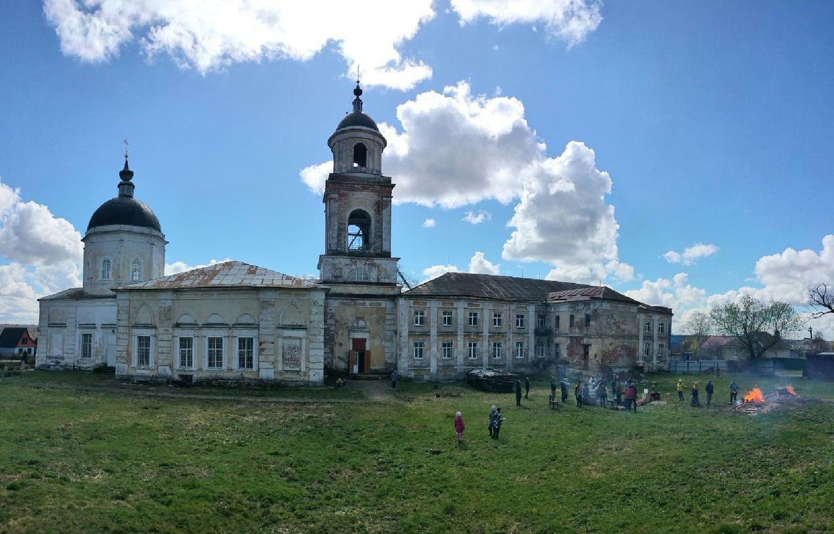 Домодедово, объект культурного наследия, Подмосковье, Культура, День добрых дел, Церковь, Храм, субботник, Субботник в храме, Духовенство, Отец Александр,