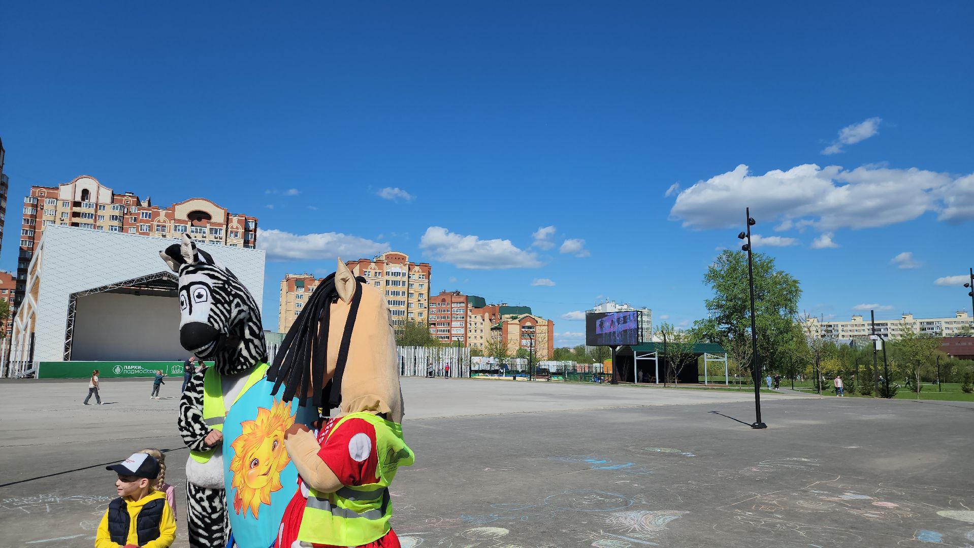 долгопрудный, майские праздники, лето, центральный парк,рисунки на асфальте,