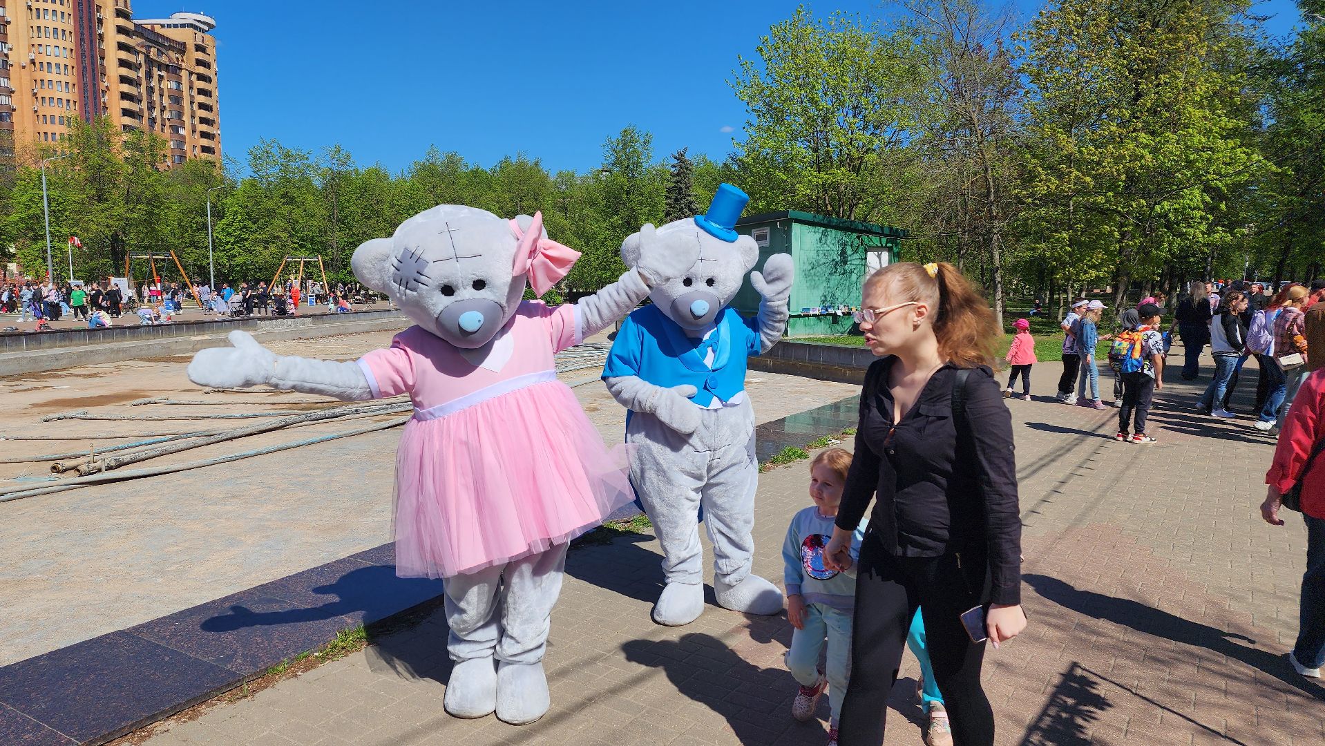 сквер 28 квартал, Ксения Лилеева, Алиса и Алексей Новиковы, открытие теплого сезона, праздник,