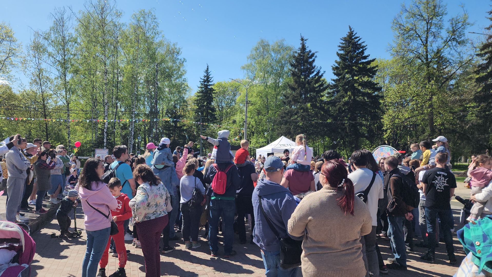 сквер 28 квартал, Ксения Лилеева, Алиса и Алексей Новиковы, открытие теплого сезона, праздник,