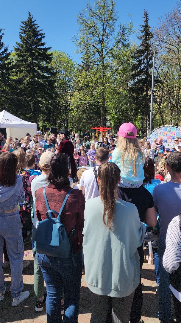 сквер 28 квартал, Ксения Лилеева, Алиса и Алексей Новиковы, открытие теплого сезона, праздник,