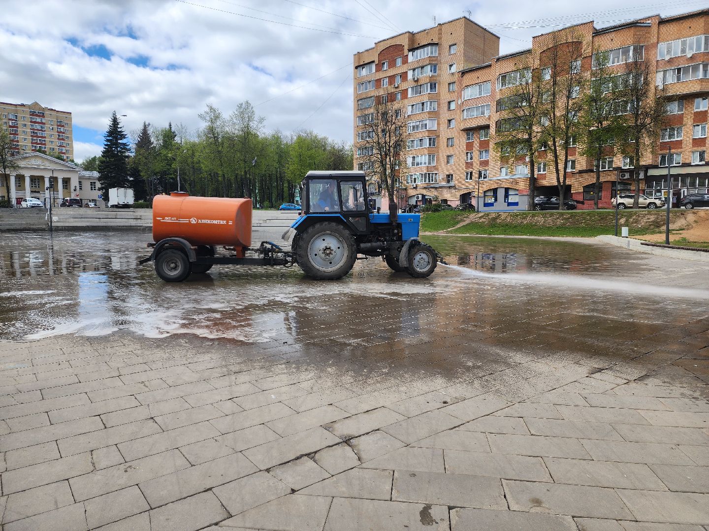 красноармейск, г.о. пушкинский, уборка общественных территорий, поливальная машина,