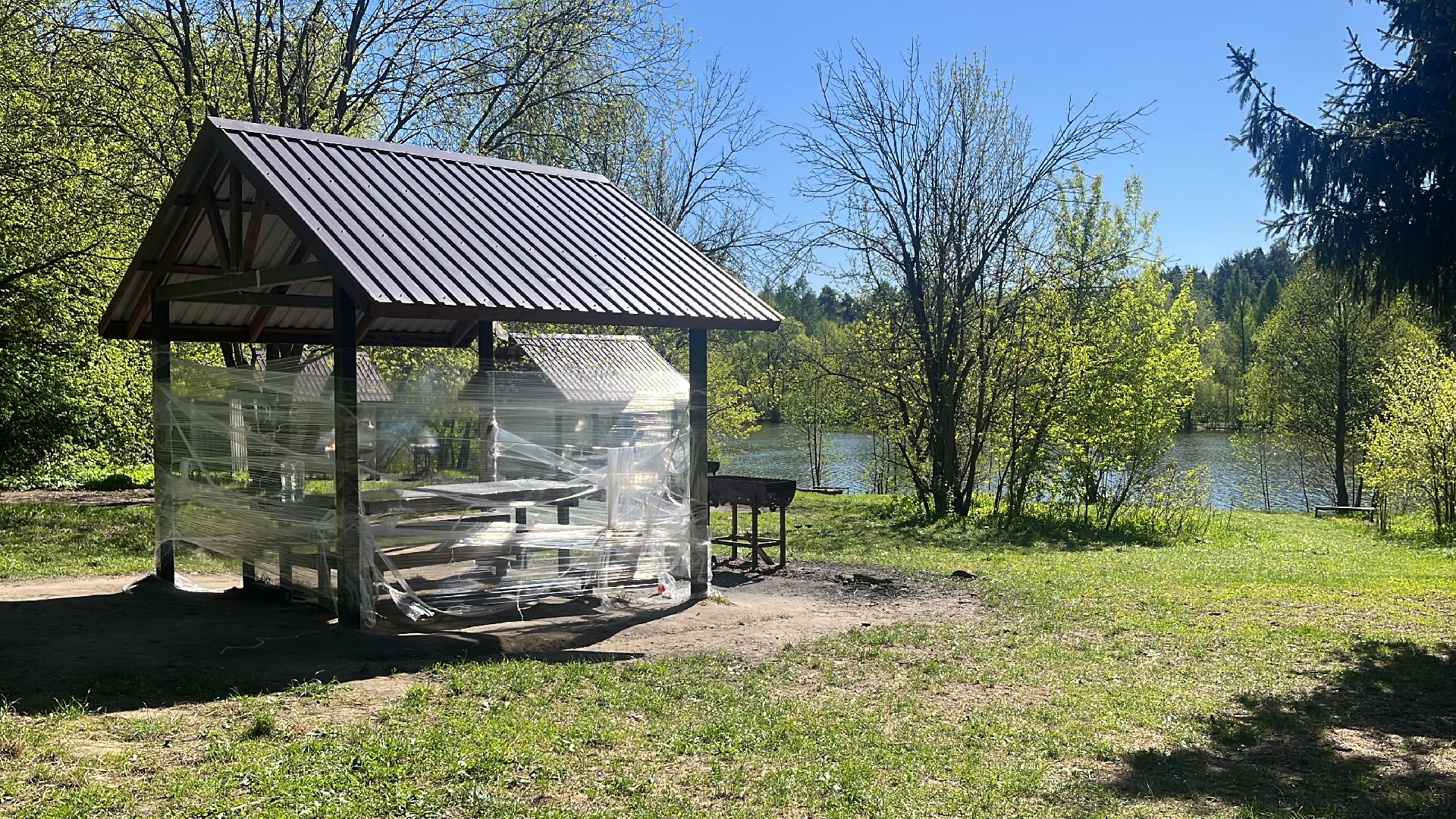 шашлык, шашлыки, шашлык у озера, мангал, озеро, пруд,