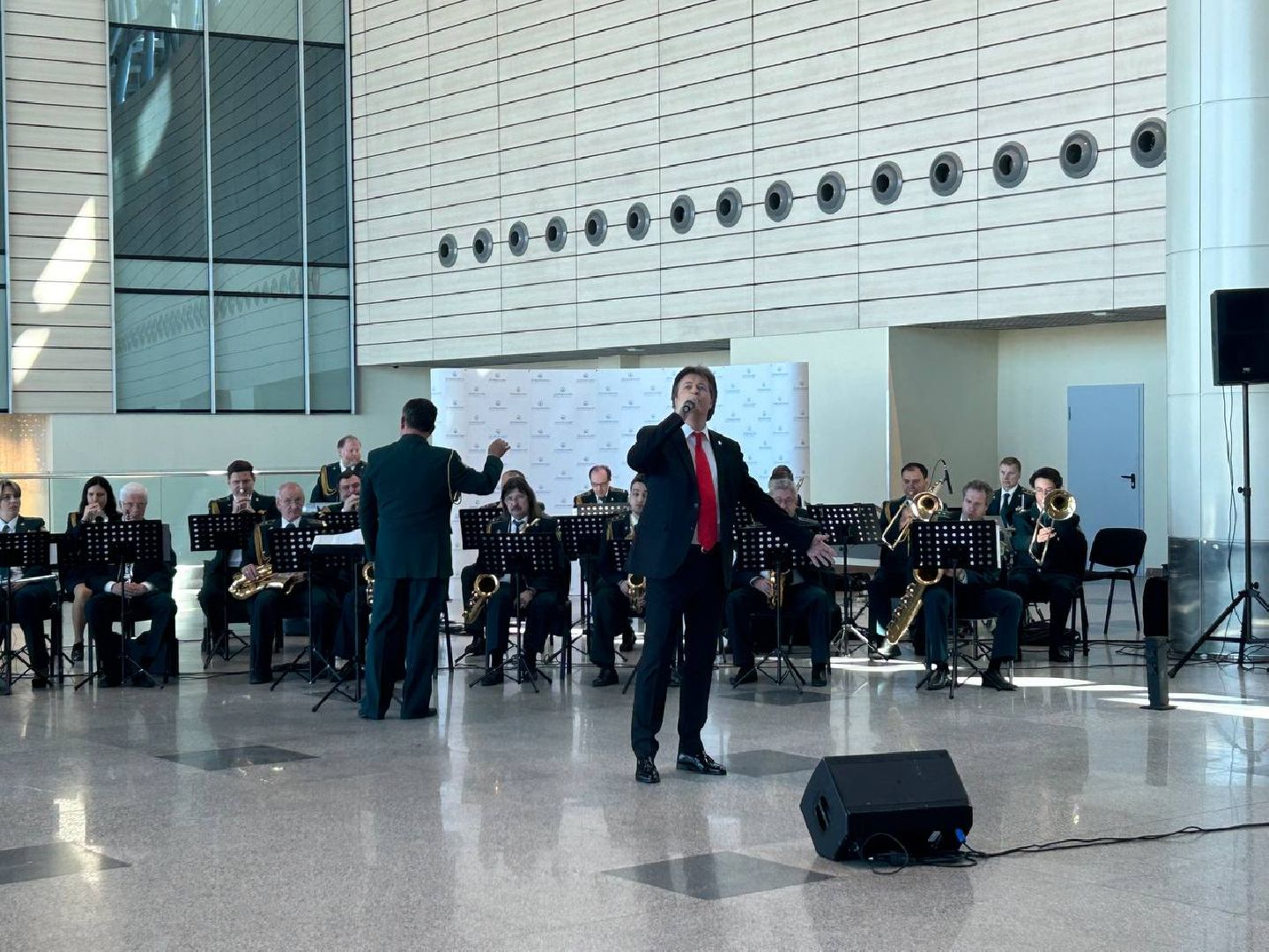 оркестр таможенной службы, песни военных лет, День Победы, аэропорт Домодедово,