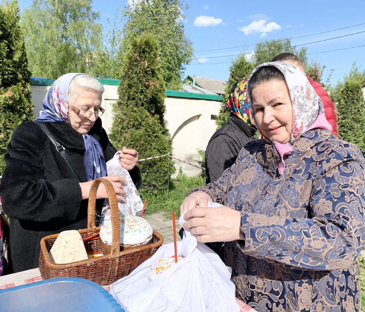 Балашиха, Подмосковье, Троицкий храм в Павлино, Пасха, освящение куличей,