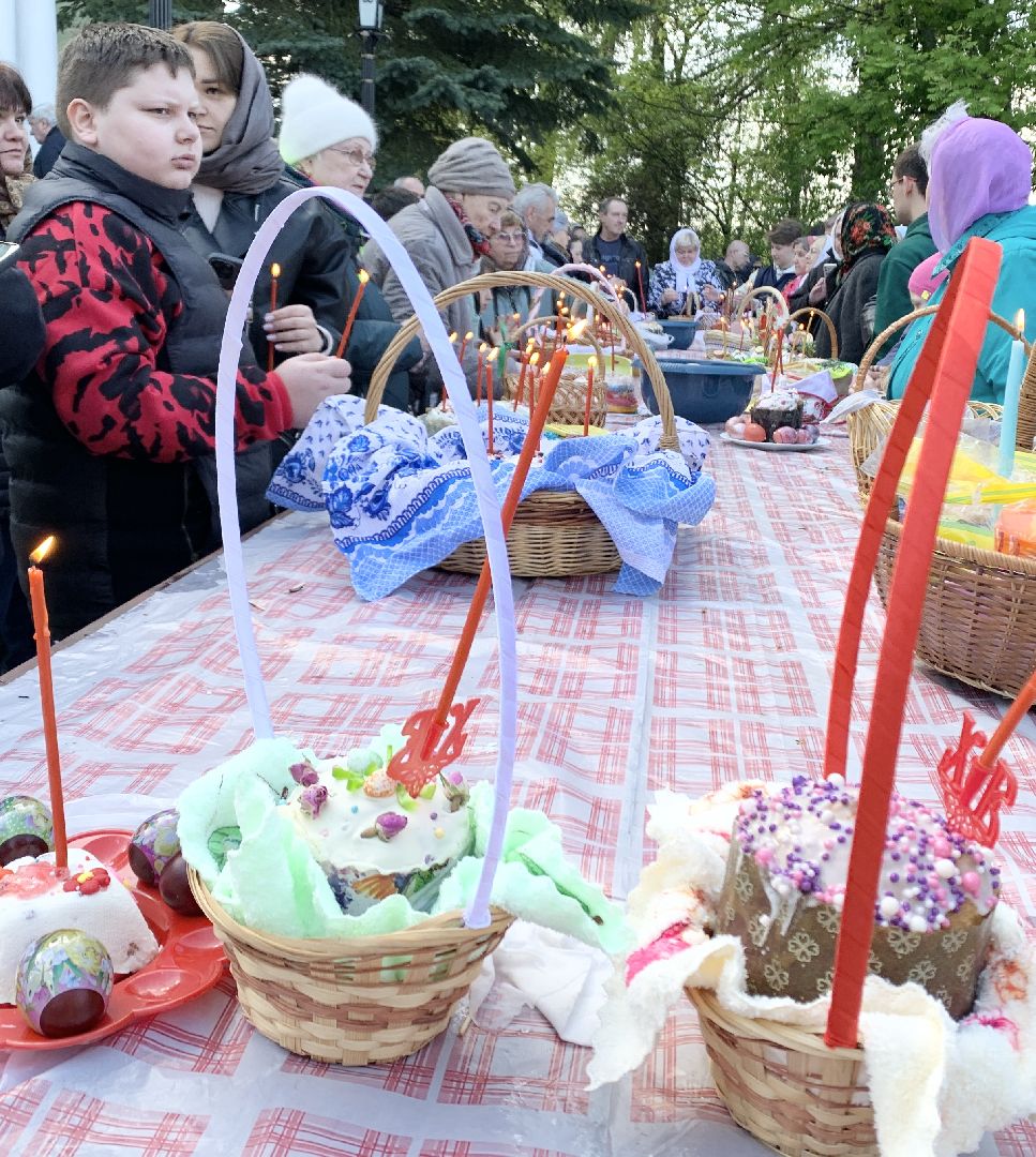Балашиха, Подмосковье, Троицкий храм в Павлино, Пасха, освящение куличей,