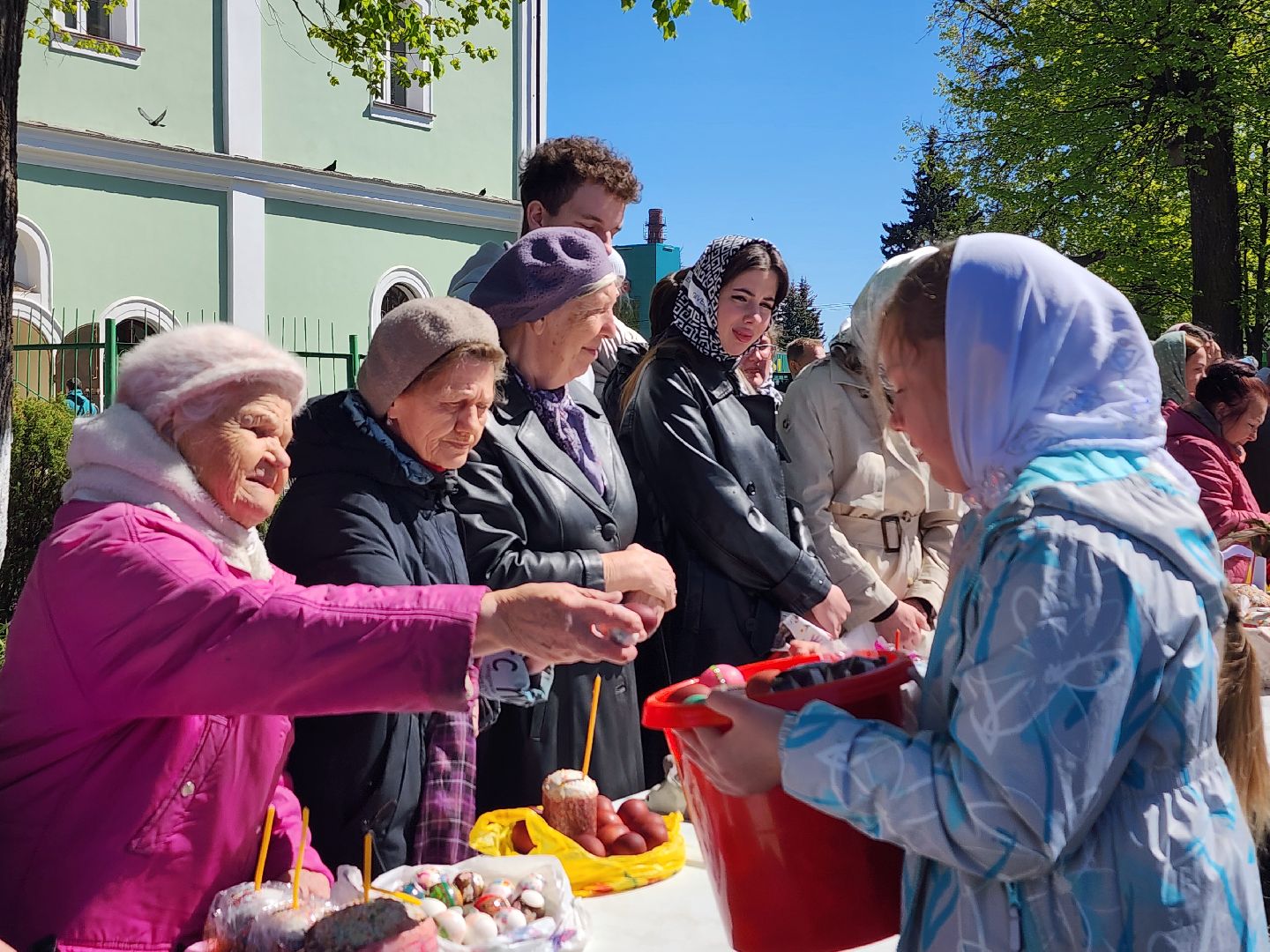 МедиаБанк Подмосковья | Фото репортажи | В Богородском округе православные  верующие освятили куличи и яйца