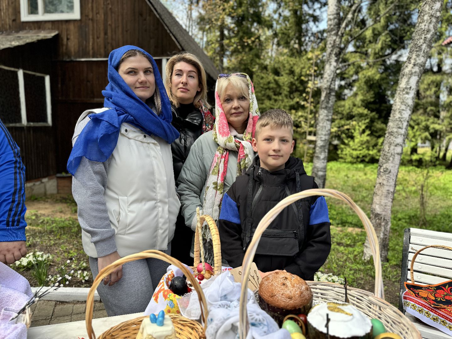 пасхальные яства, освящение куличей, отец александр, храм в наро-фоминске,