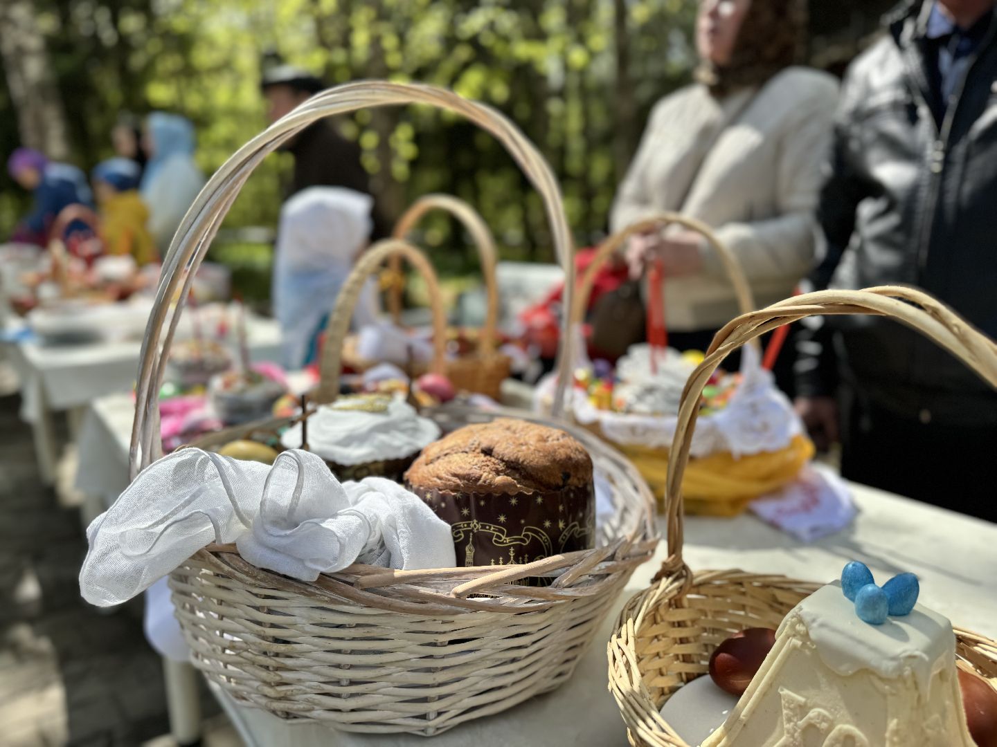 пасхальные яства, освящение куличей, отец александр, храм в наро-фоминске,