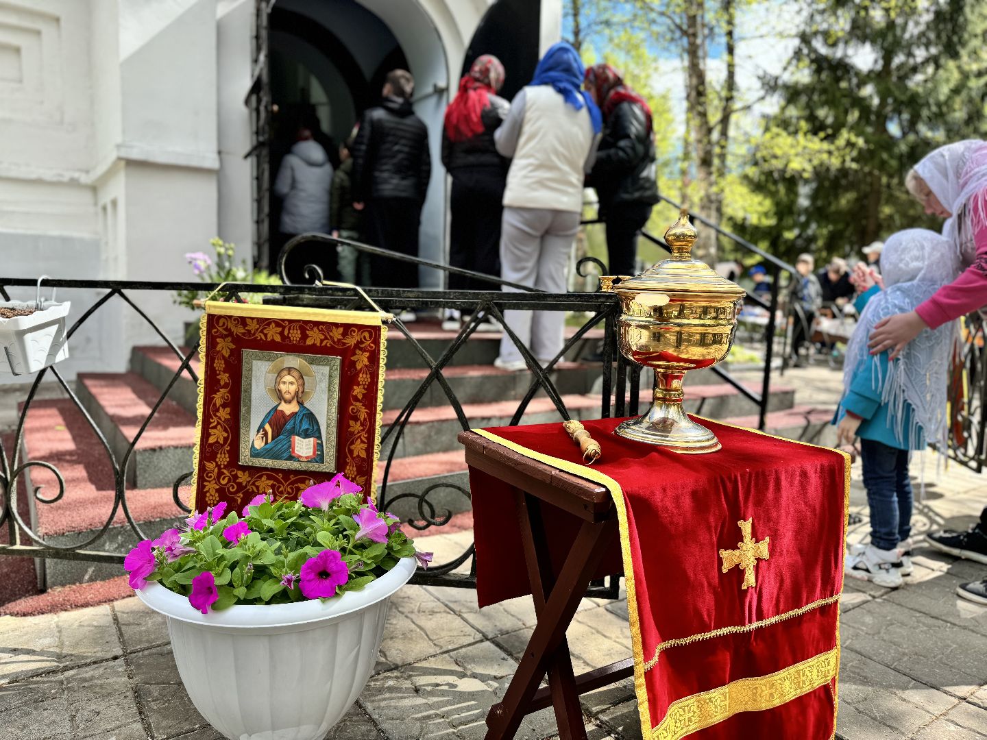 пасхальные яства, освящение куличей, отец александр, храм в наро-фоминске,